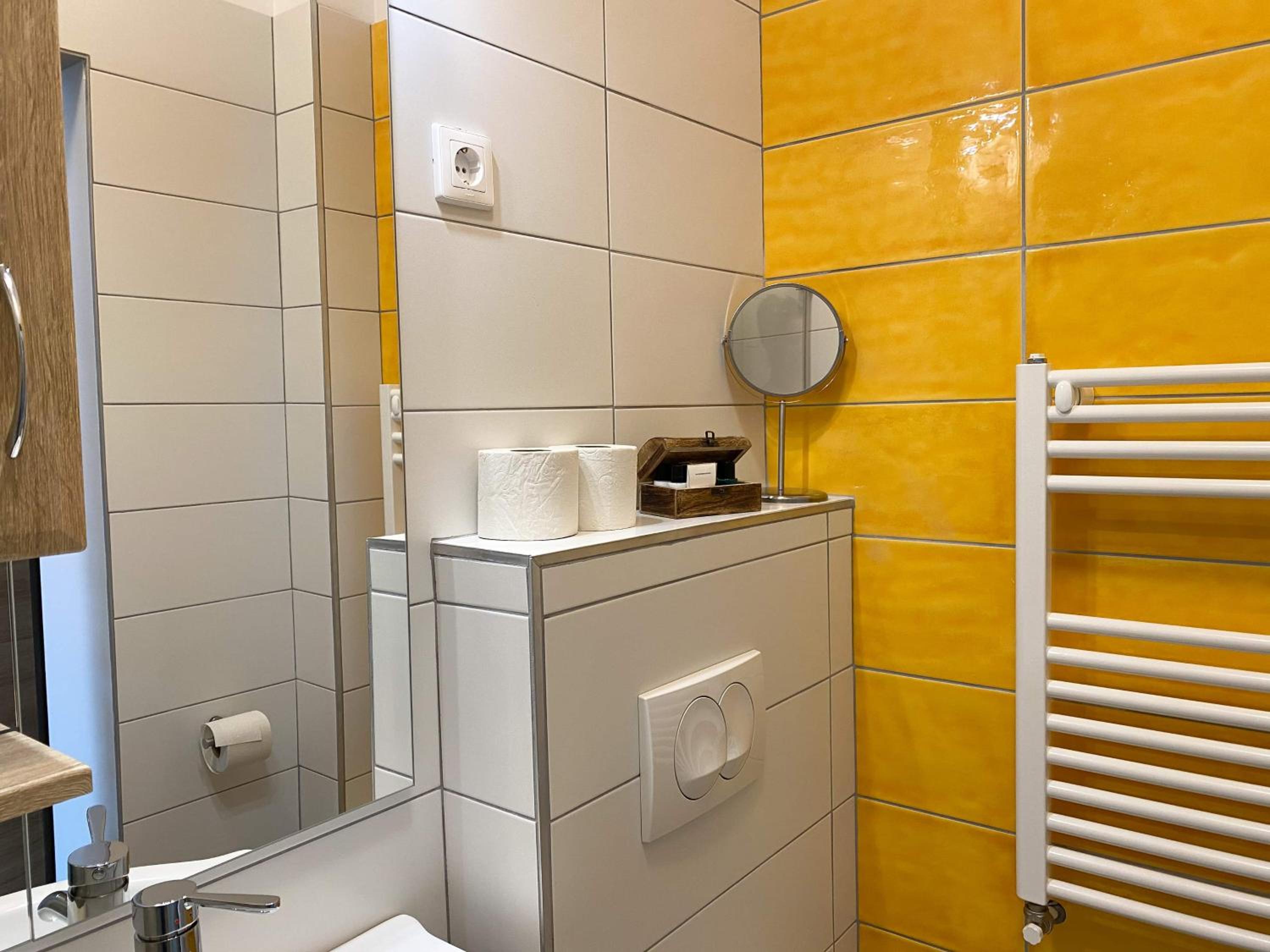 Double or Twin Room with Private Bathroom - Photo 15