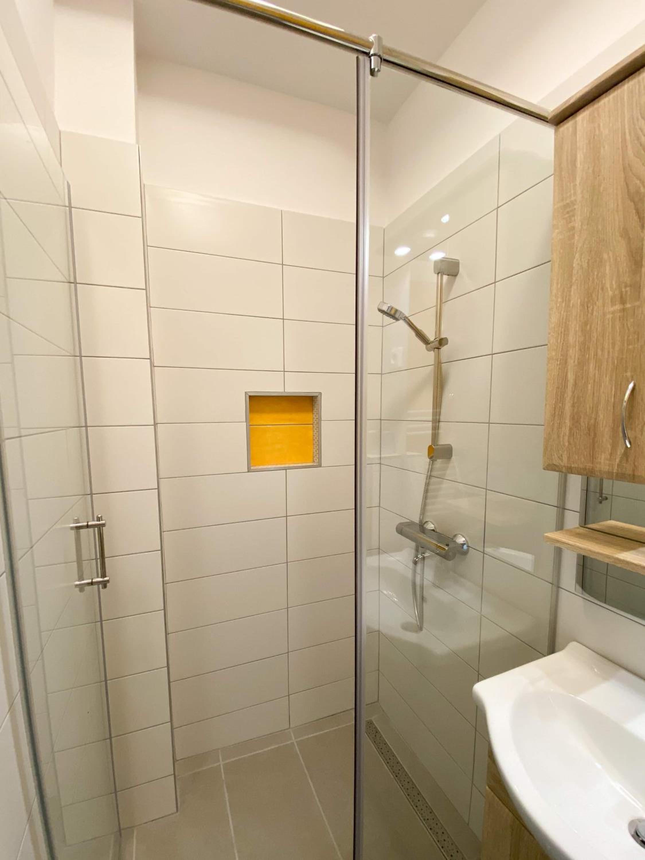 Double or Twin Room with Private Bathroom - Photo 14
