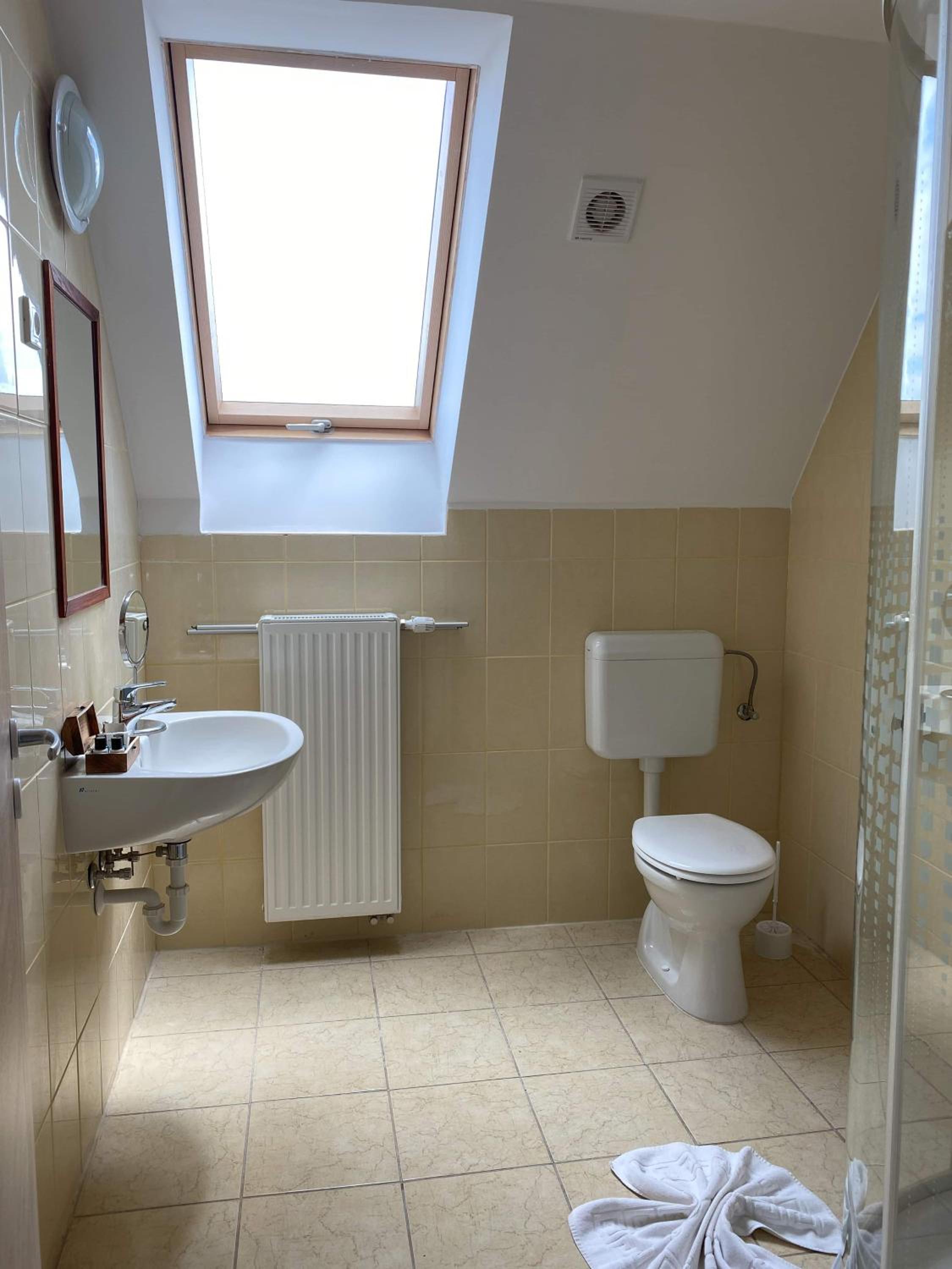 Double or Twin Room with Private Bathroom - Photo 12
