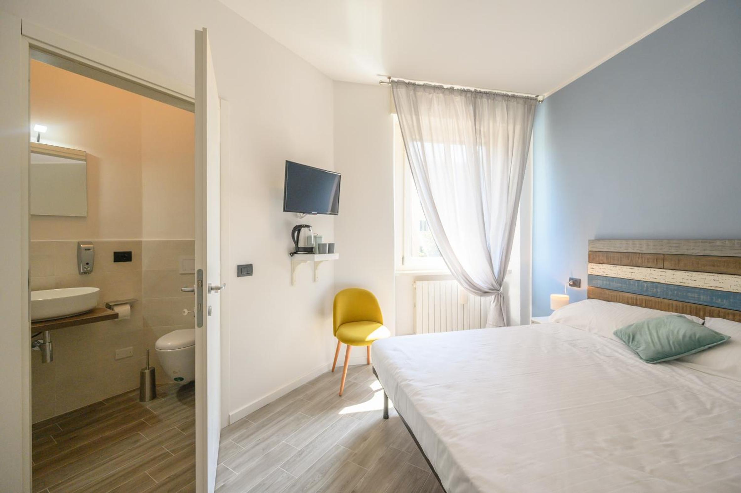 Standard Double Room - Photo 12