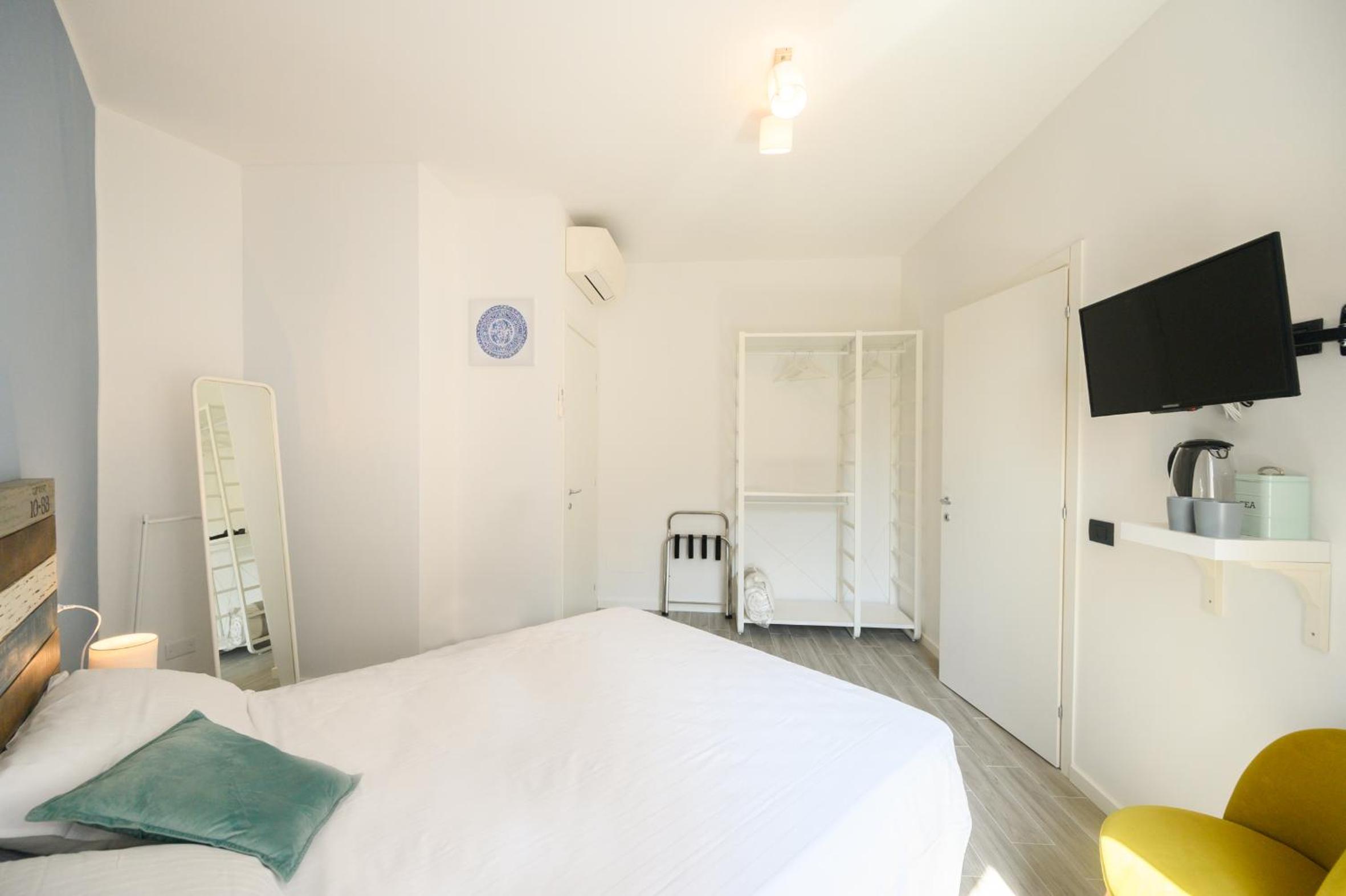 Standard Double Room - Photo 8