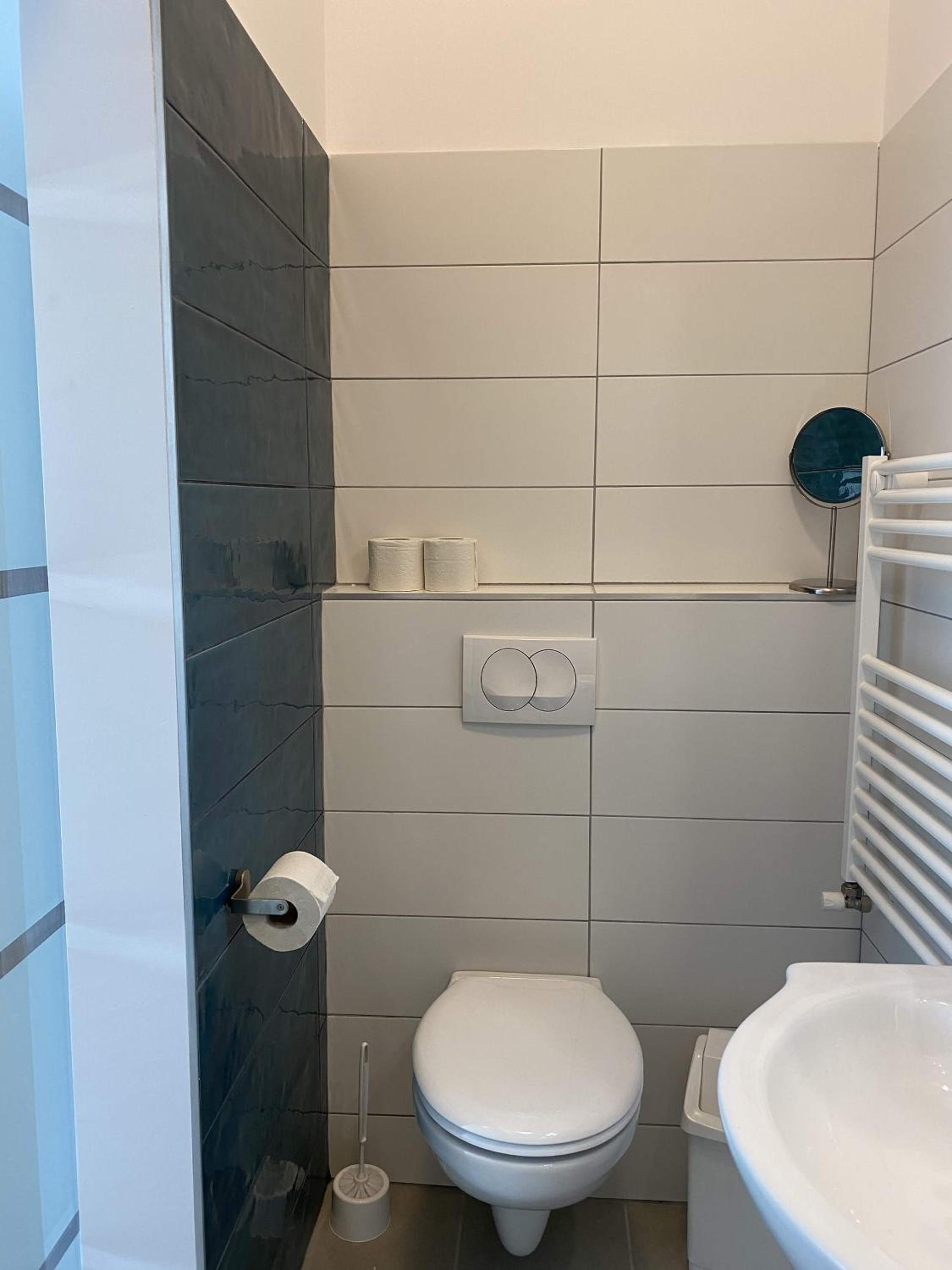 Family Room with Private Bathroom - Photo 4