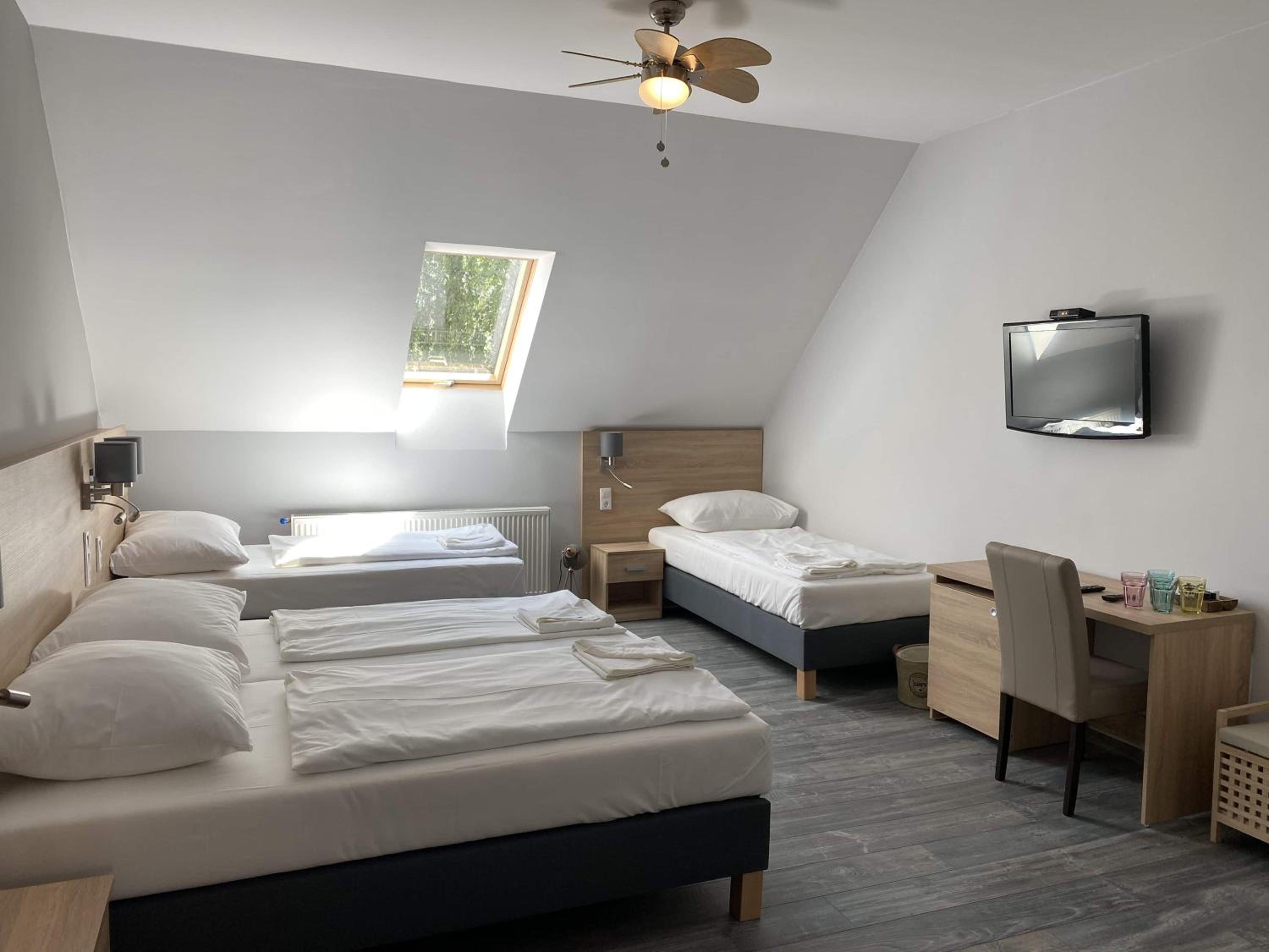 Family Room with Private Bathroom - Photo 10