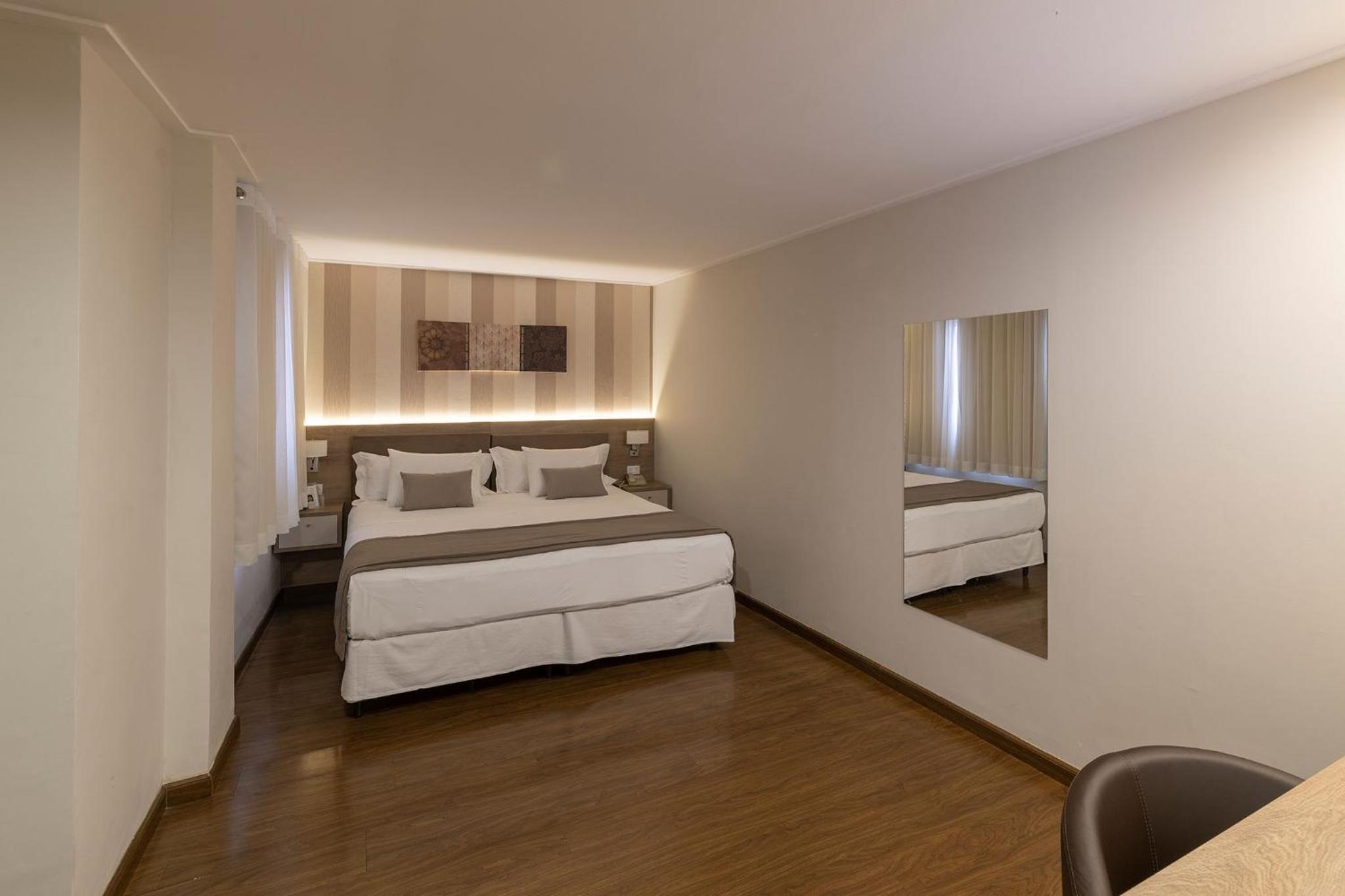 Deluxe King Suite - Non-Smoking photo 2