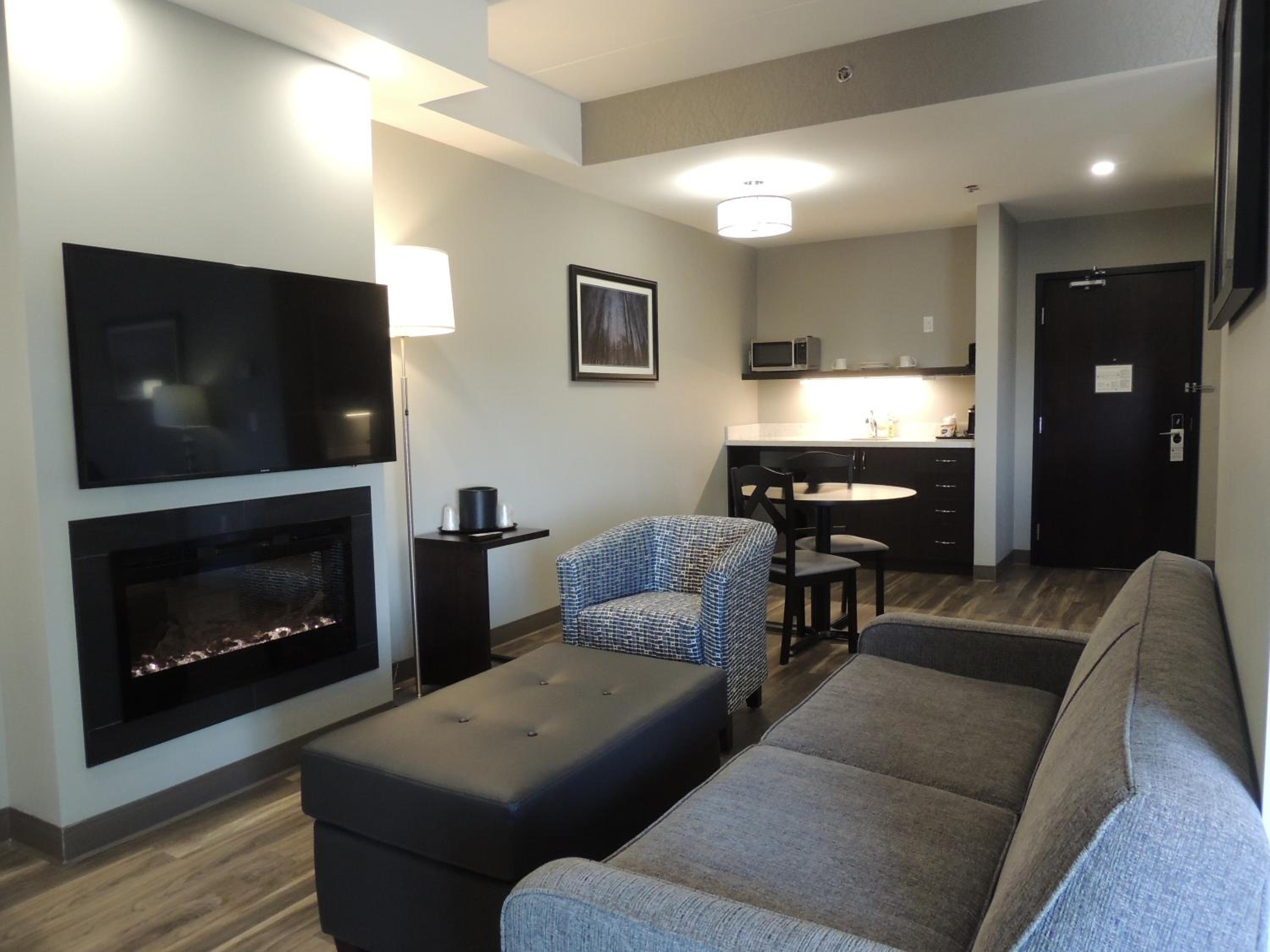 King Suite with Whirlpool - Non-Smoking - Photo 5