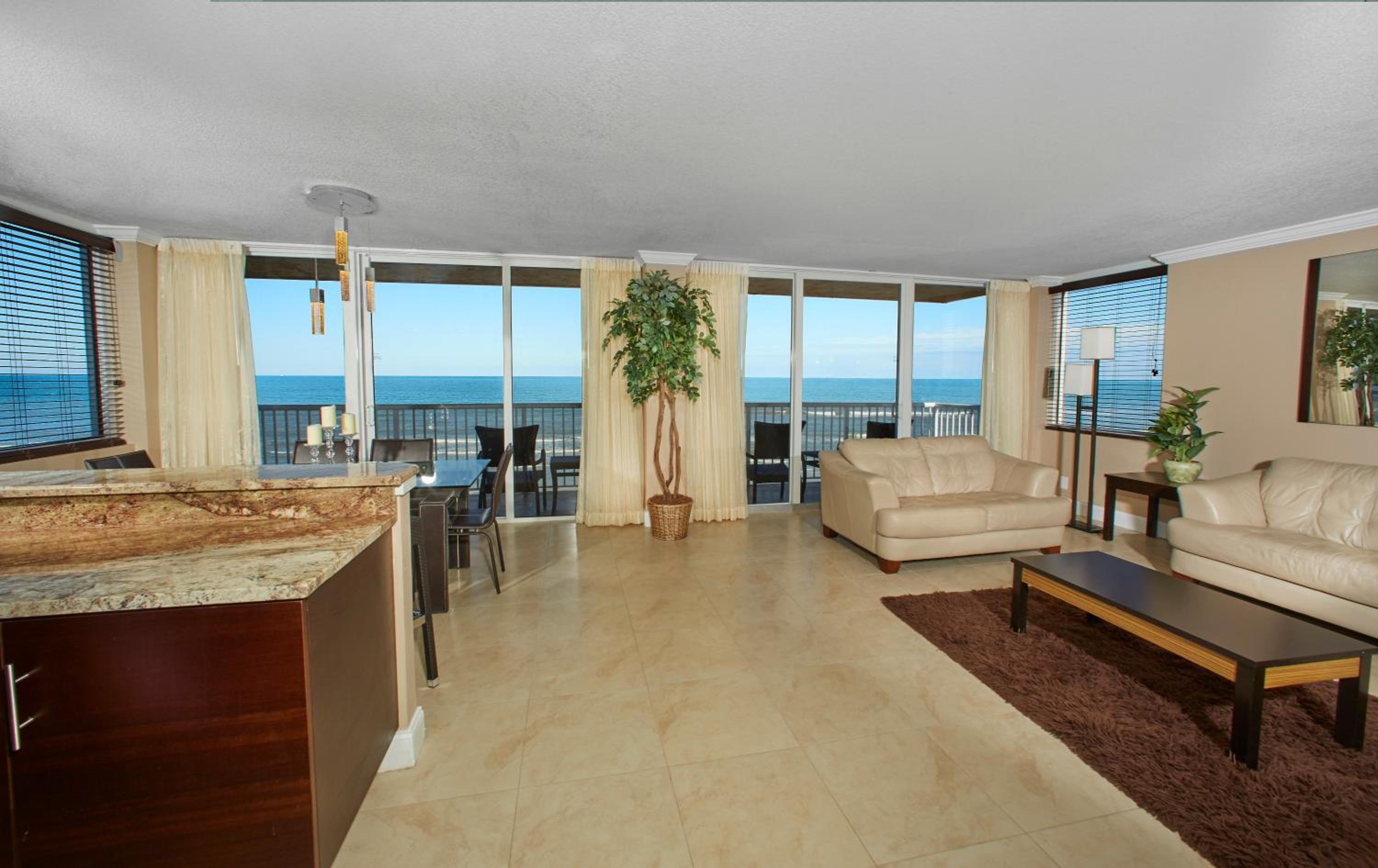Suite - Photo 1
