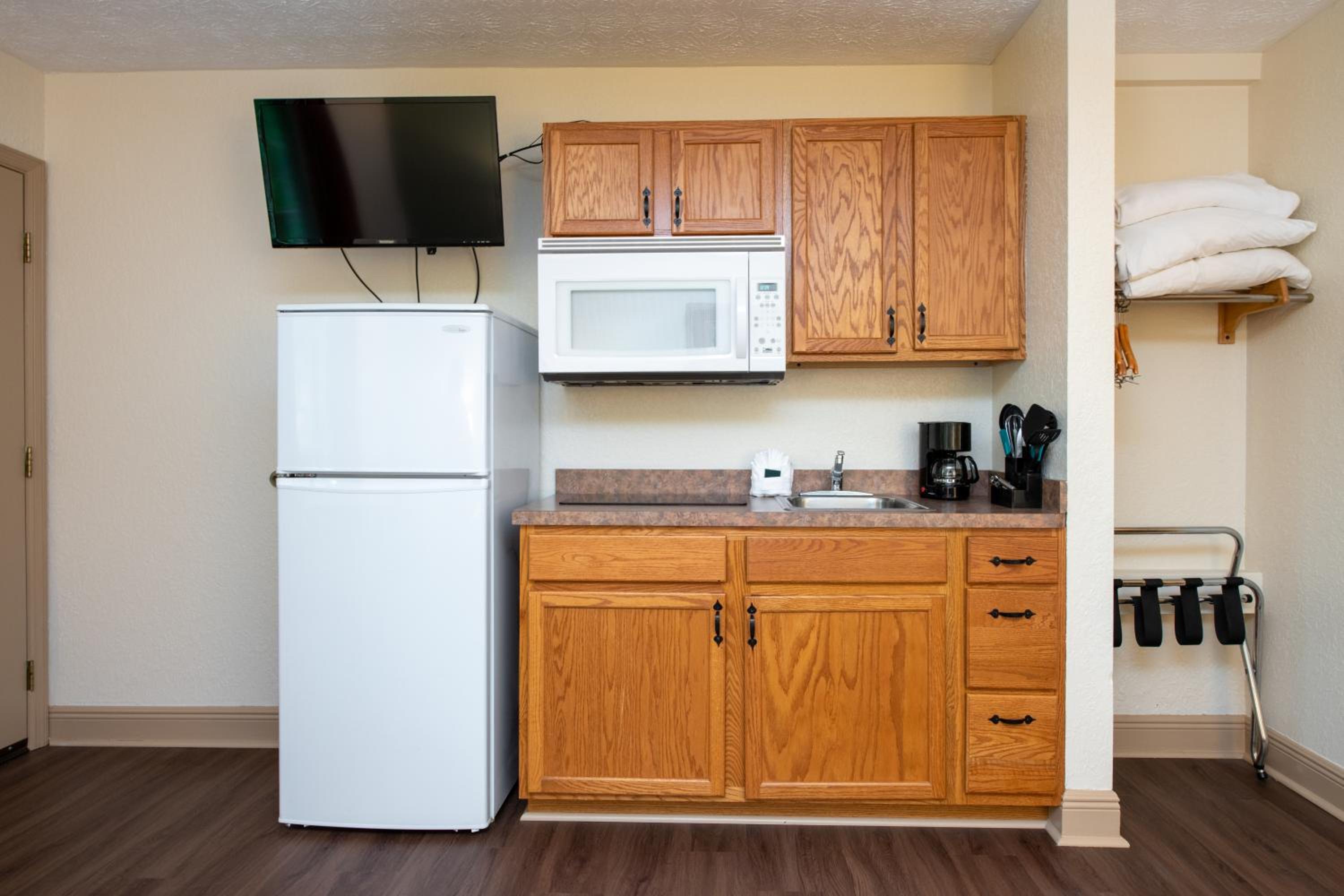 King Room With Two King Beds And Kitchenette - Photo 2