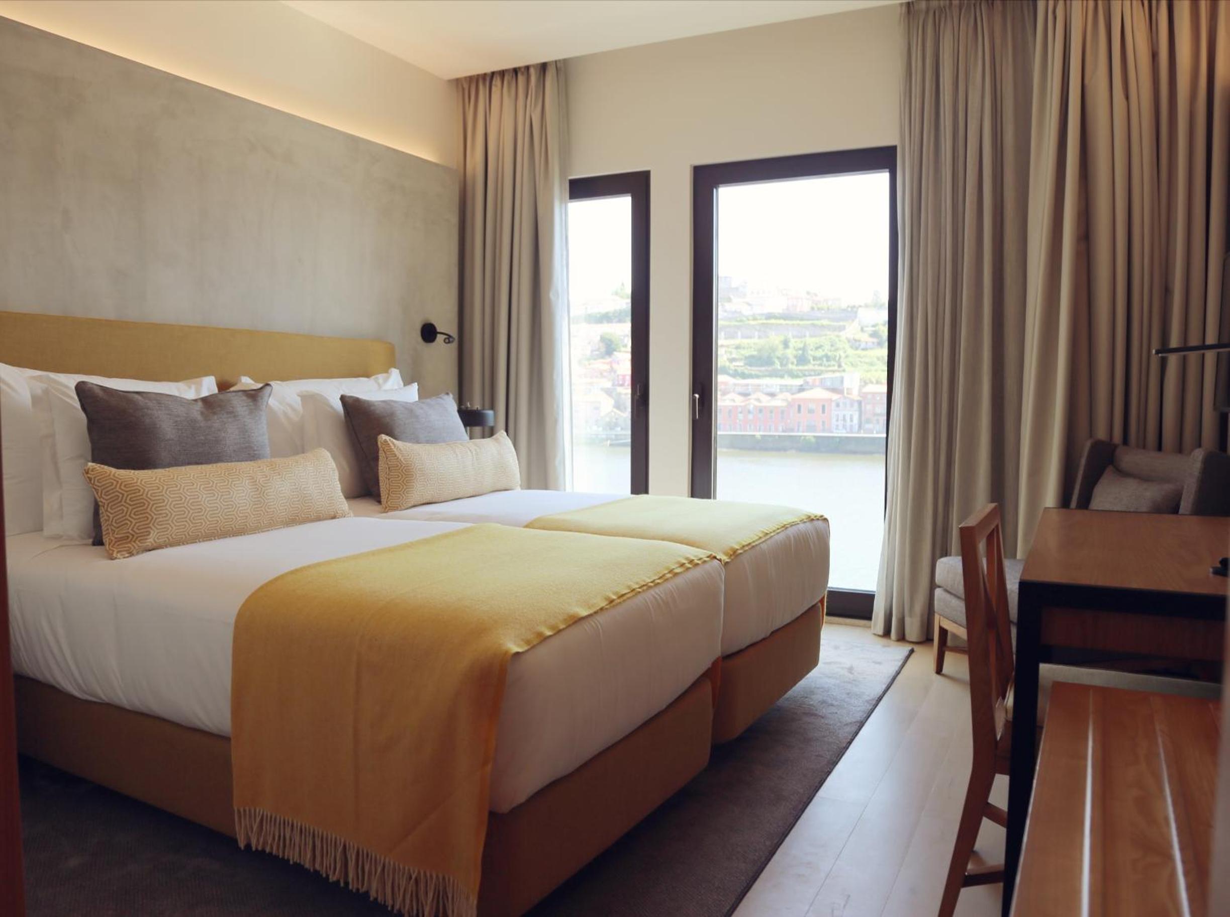 Superior Twin Room thumbnail 5