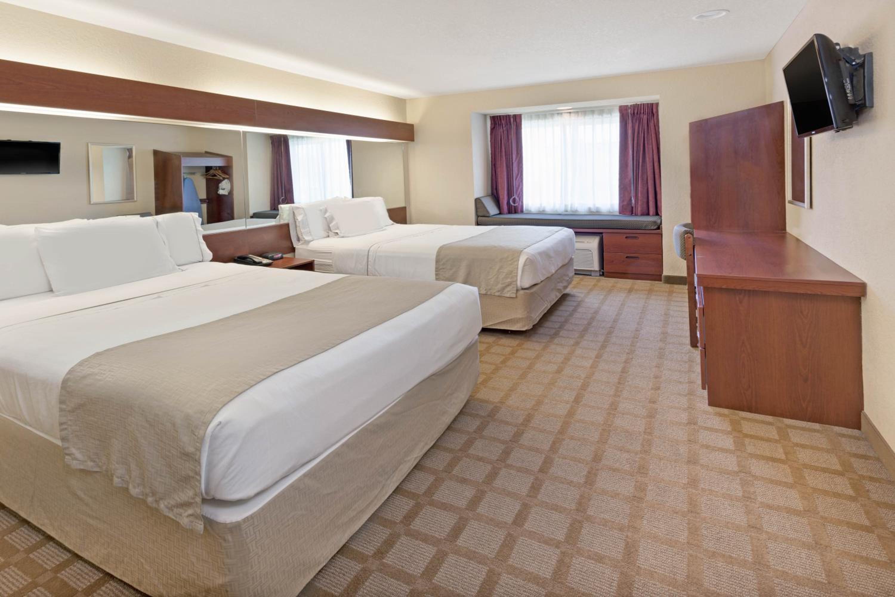 Queen Room with Two Queen Beds - Non-Smoking - Photo 3