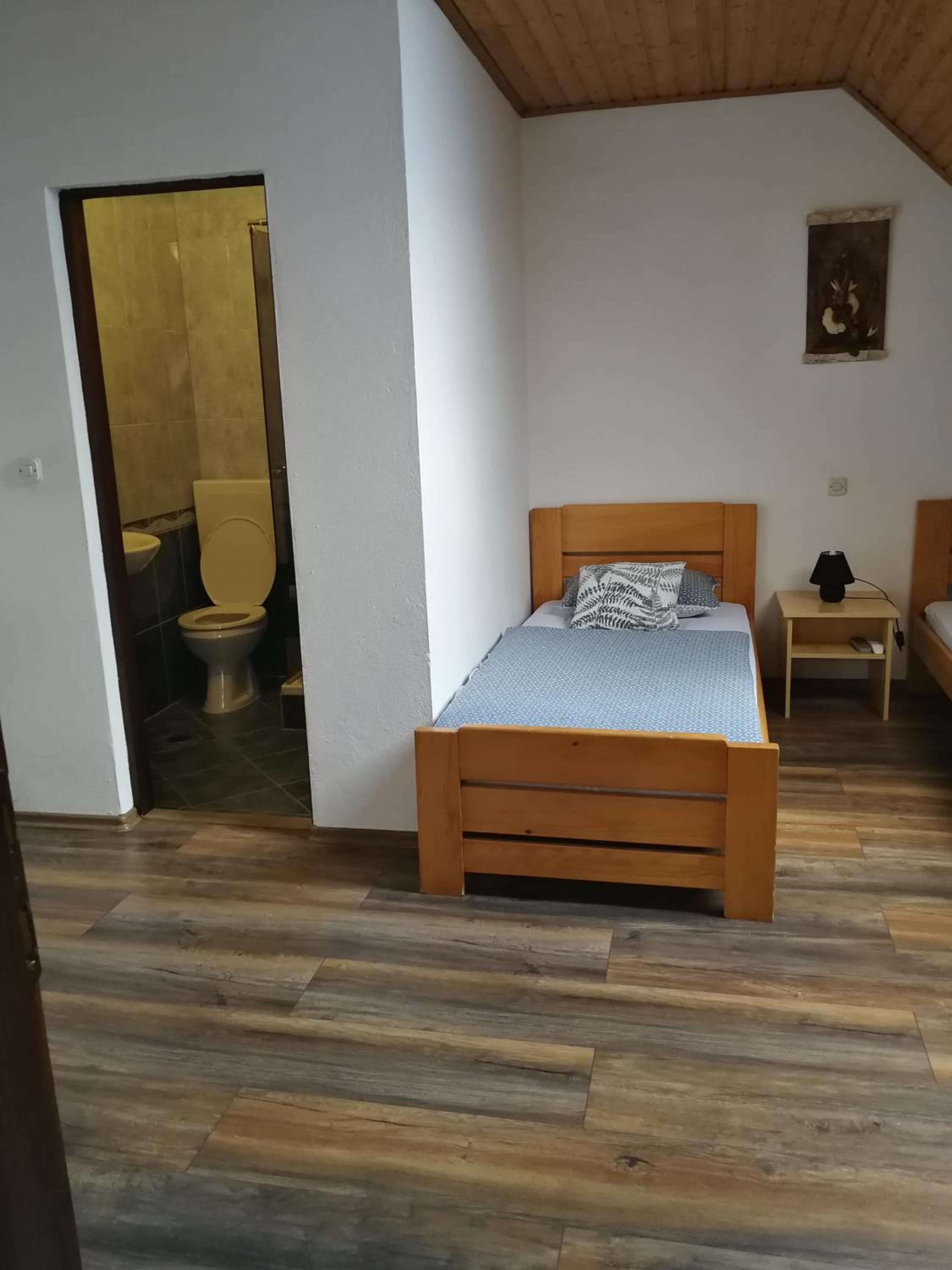 Twin Room - Photo 5