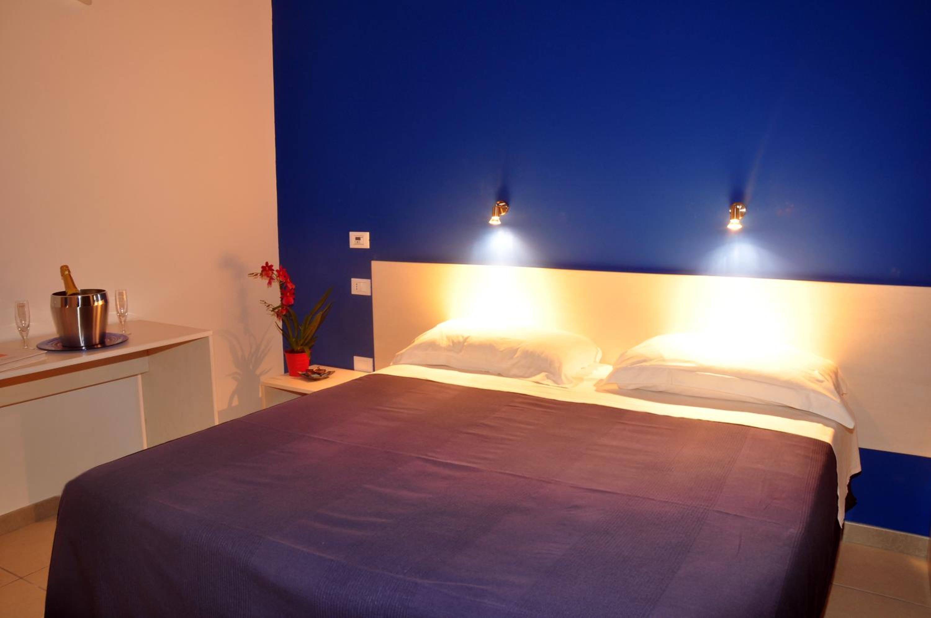 Double Room with Balcony - Photo 19