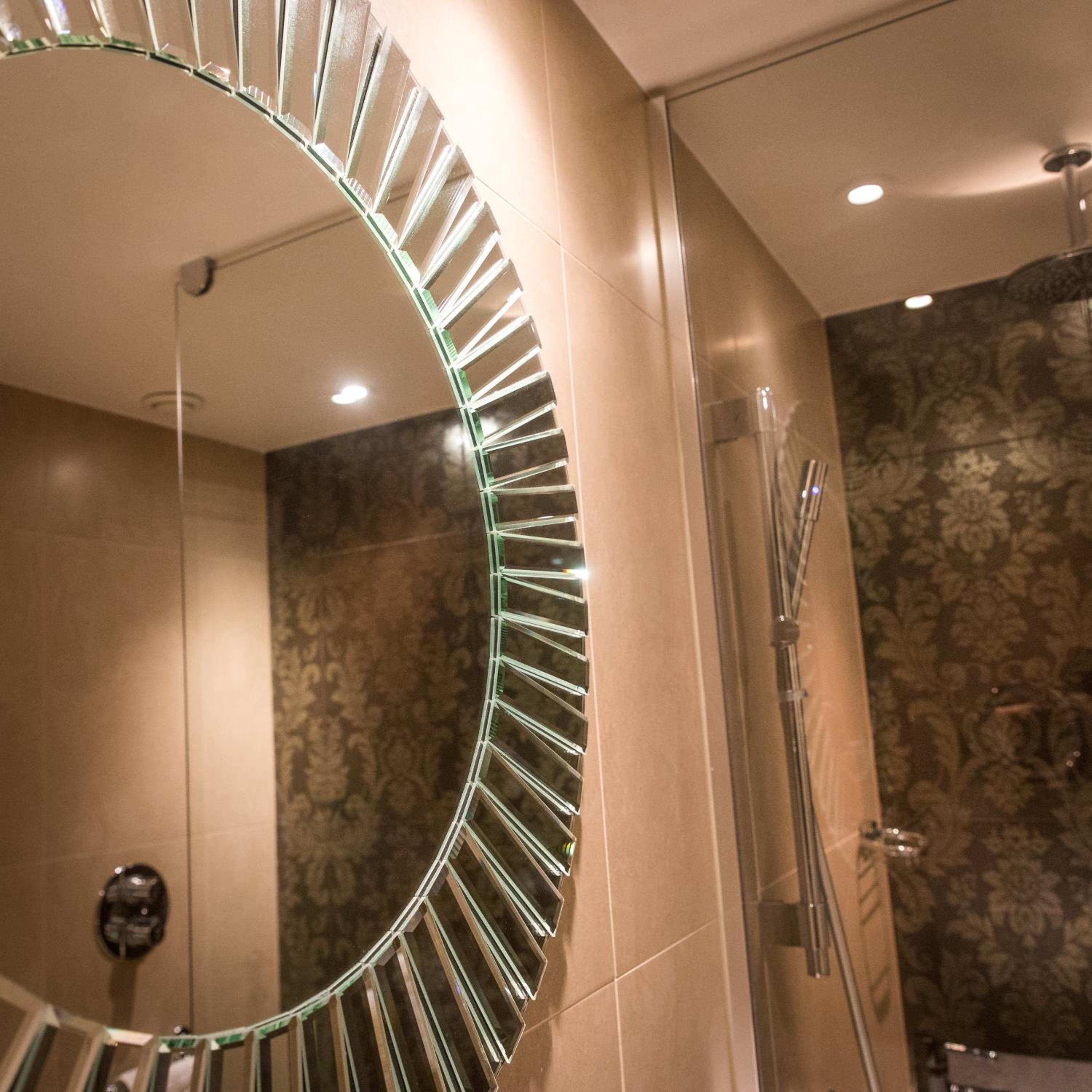 Premium King Room - Photo 7