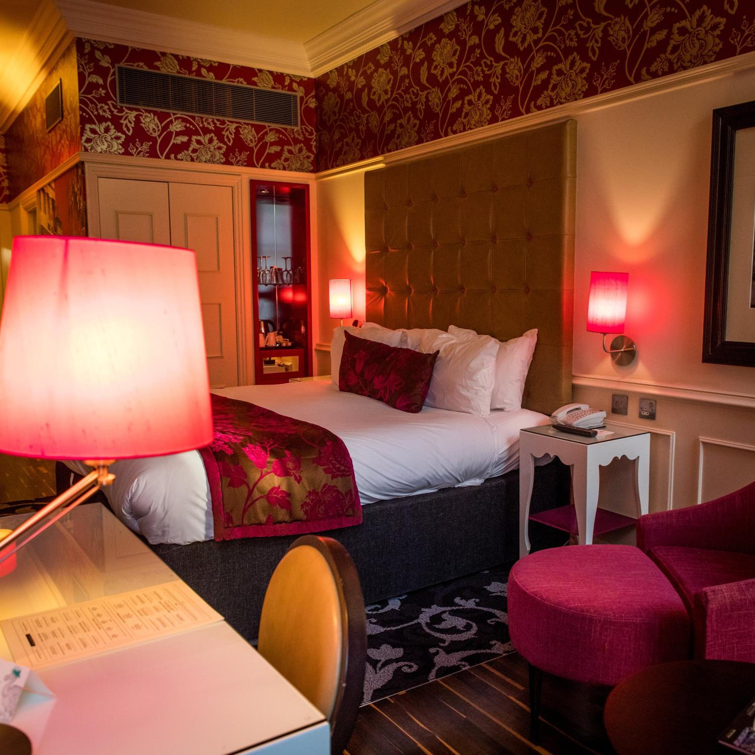 Premium King Room - Photo 8