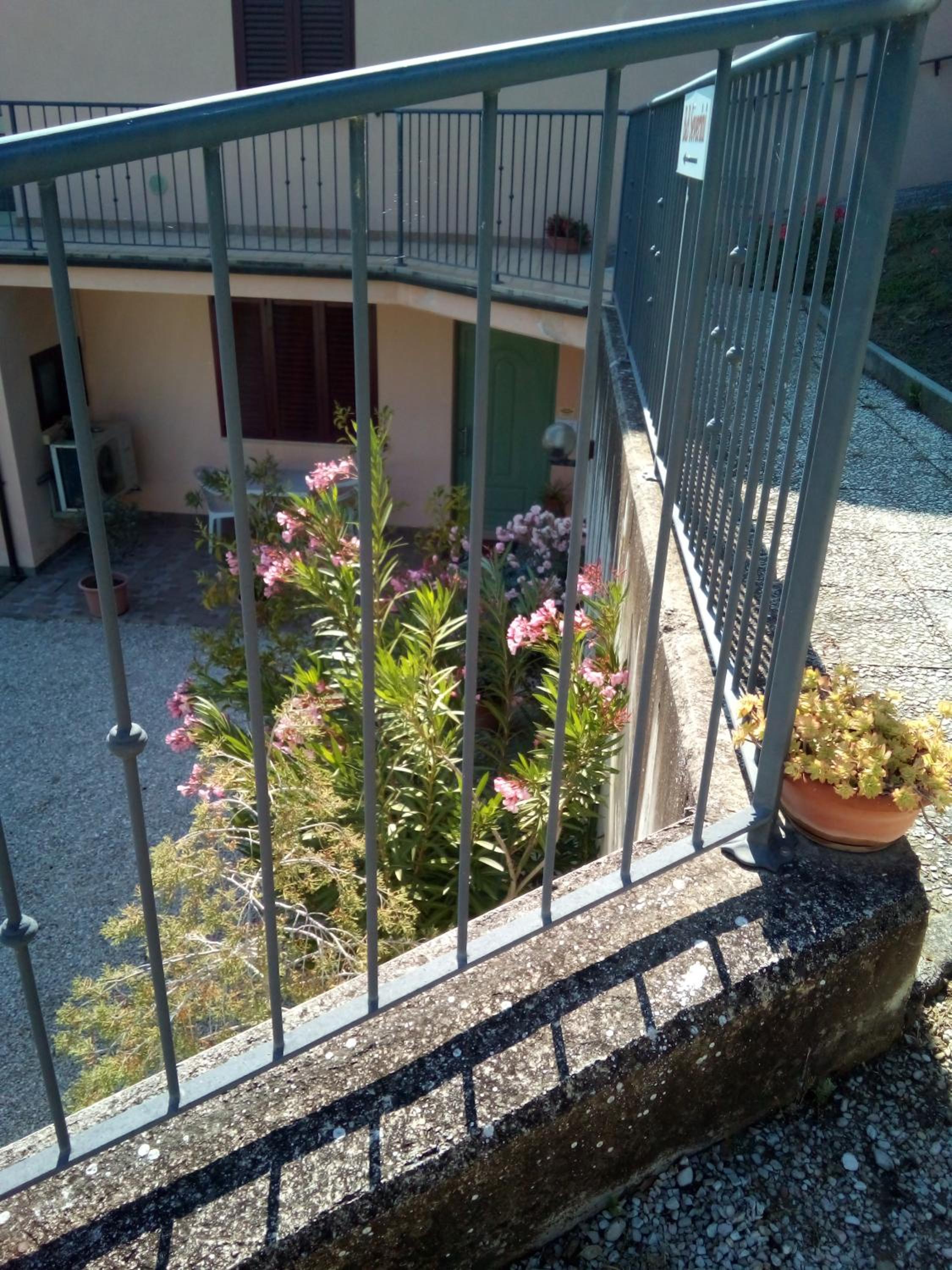 Apartment with Mountain View - Photo 3