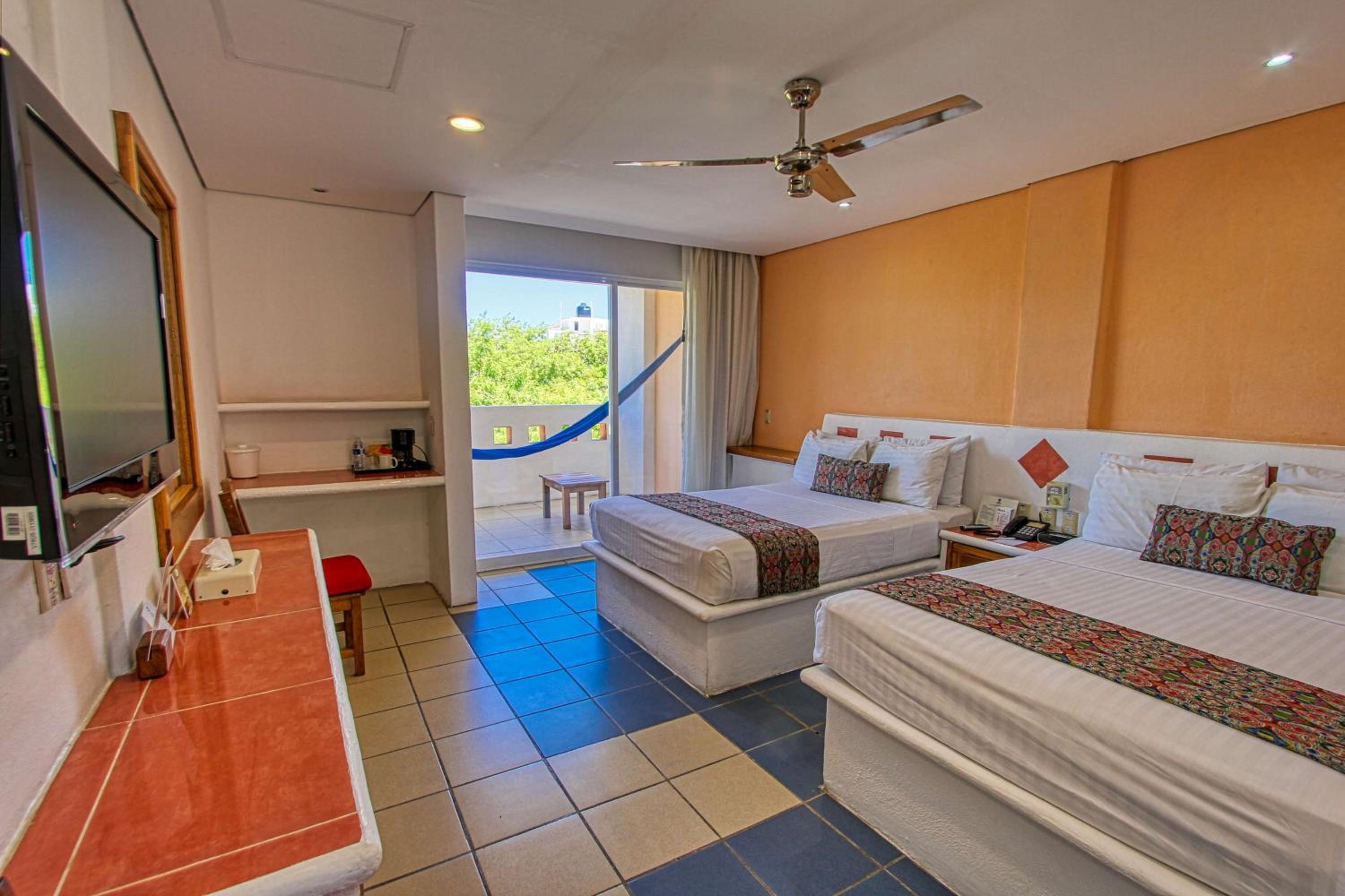 Double Room with Two Double Beds - Photo 14