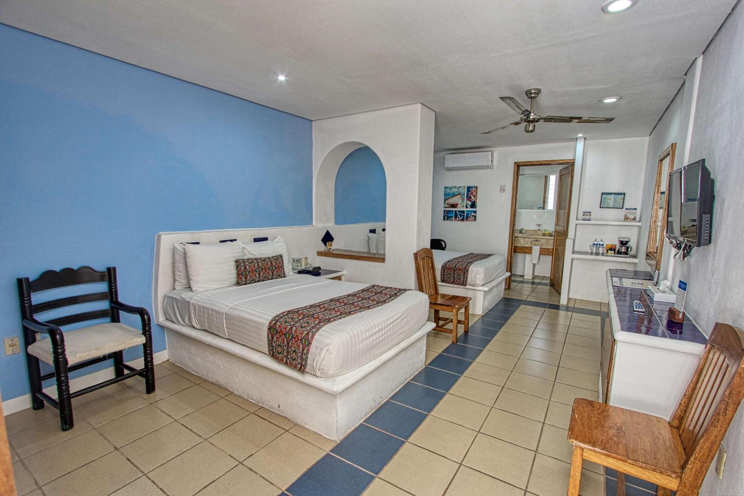 Double Room with Two Double Beds - Photo 9