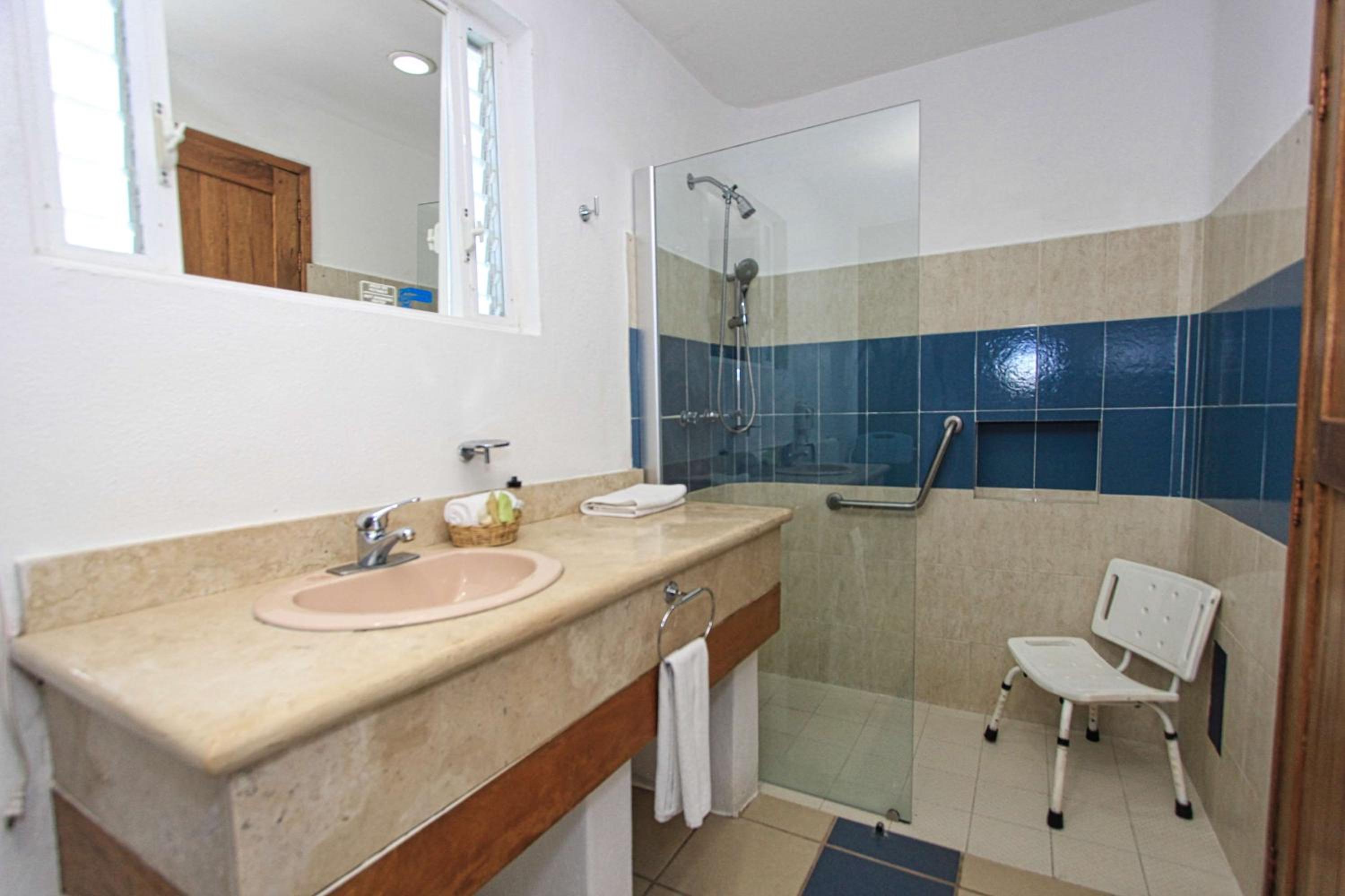 Double Room with Two Double Beds - Photo 5