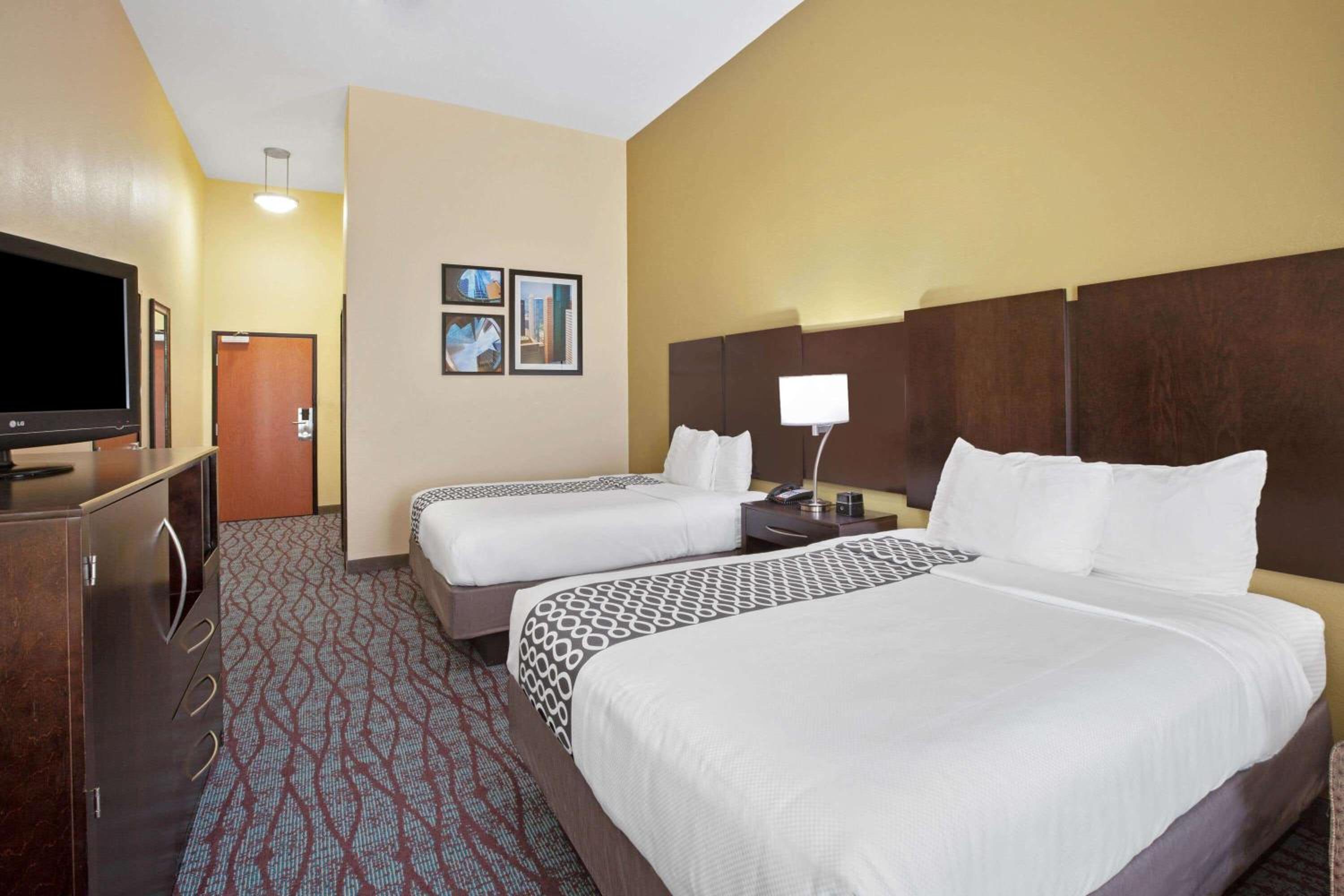 Queen Room with Two Queen Beds and Bath Tub - Mobility/Hearing Access - Non-Smoking photo 3