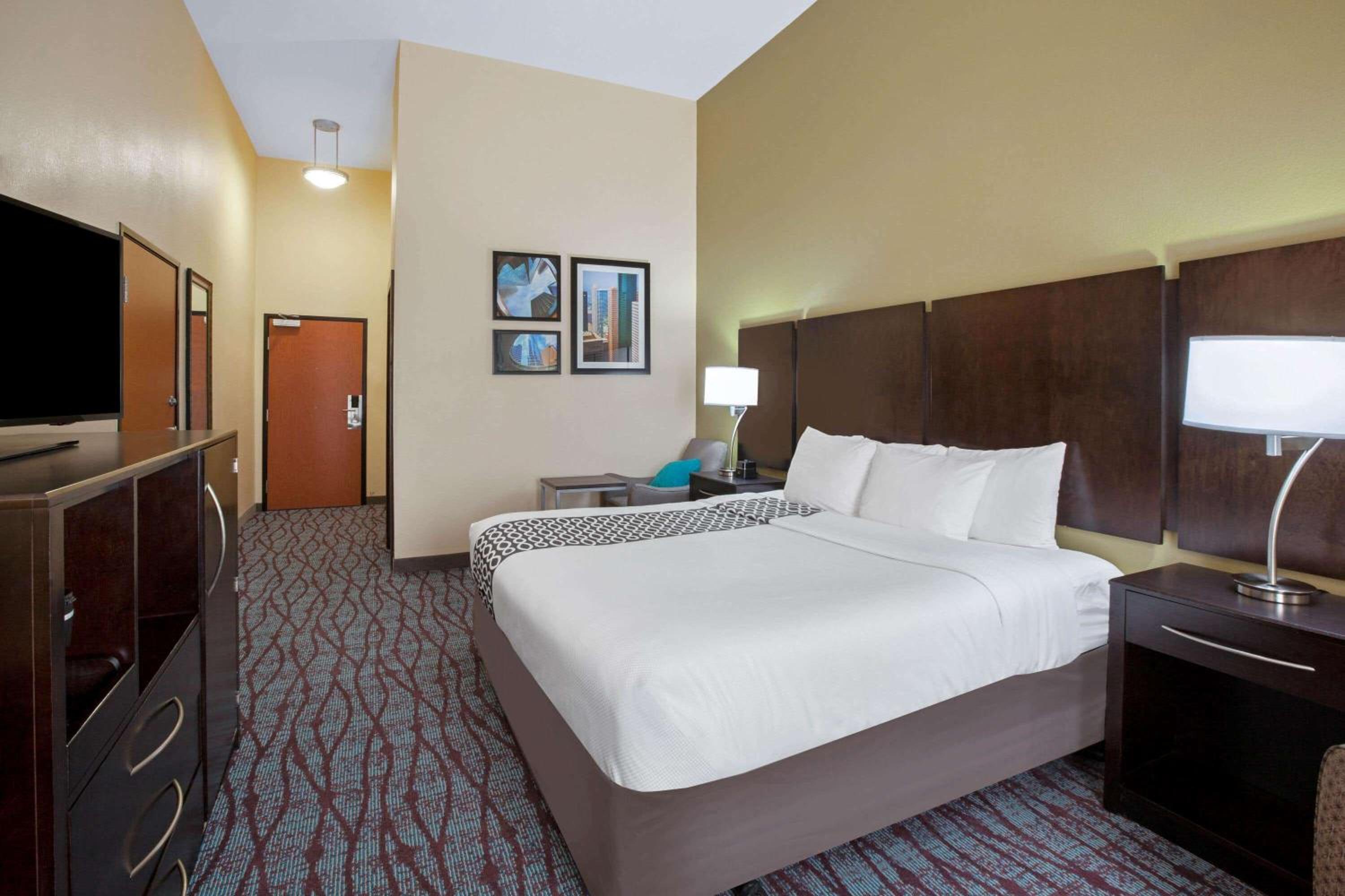King Room - Non-Smoking - Photo 3