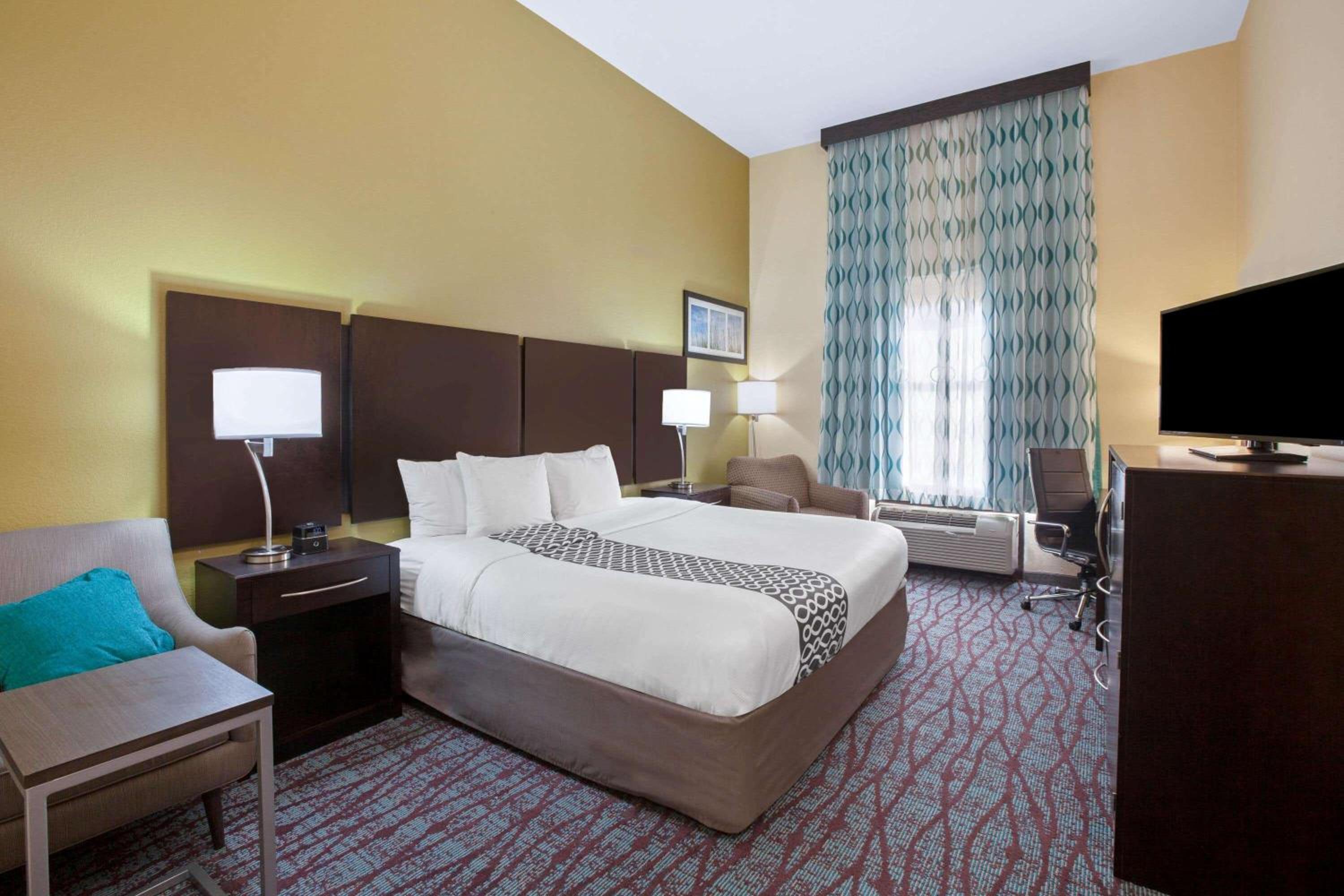 King Room with Bath Tub - Mobility/Hearing Accessible - Non-Smoking - Photo 4