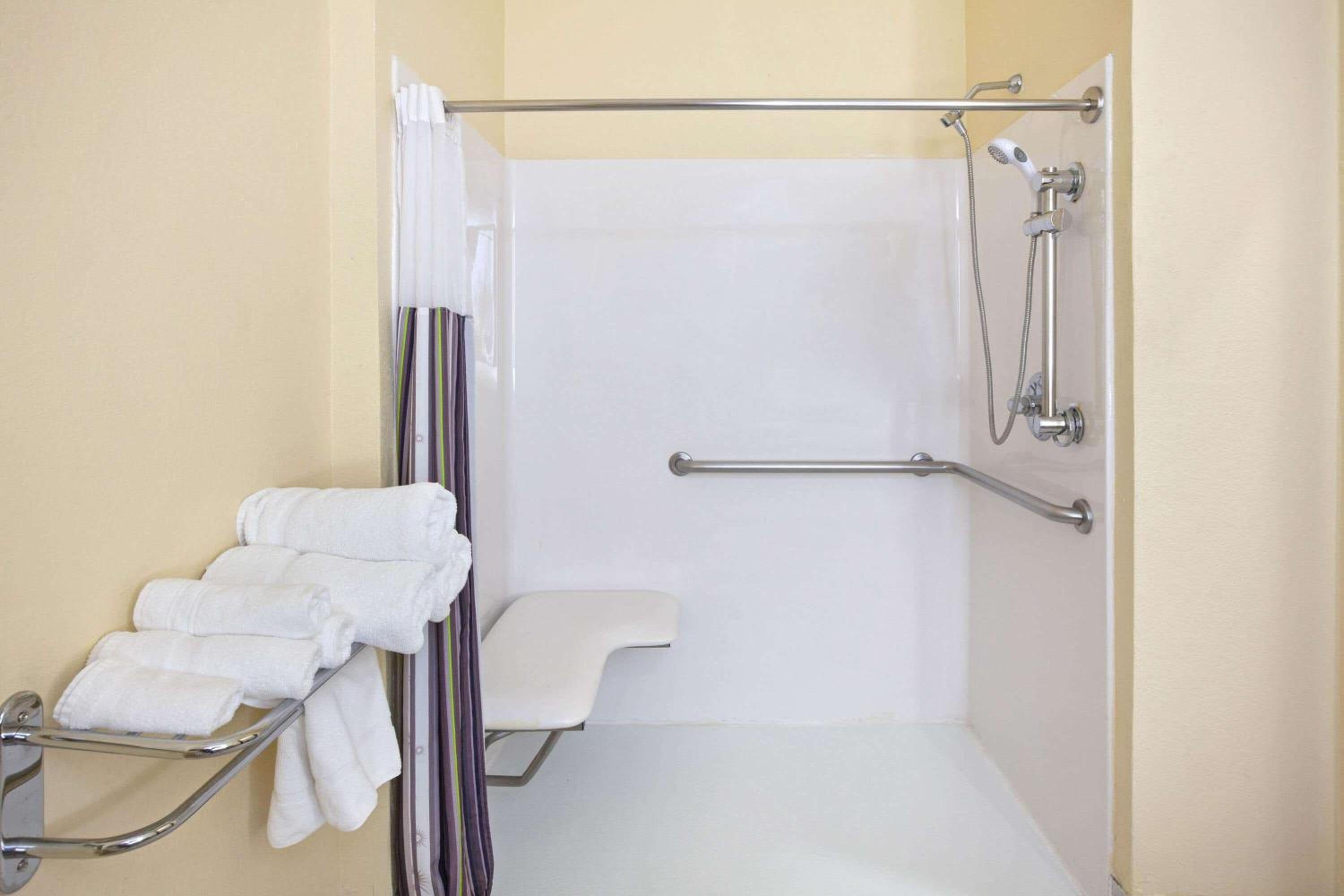 King Room with Bath Tub - Mobility/Hearing Accessible - Non-Smoking - Photo 5