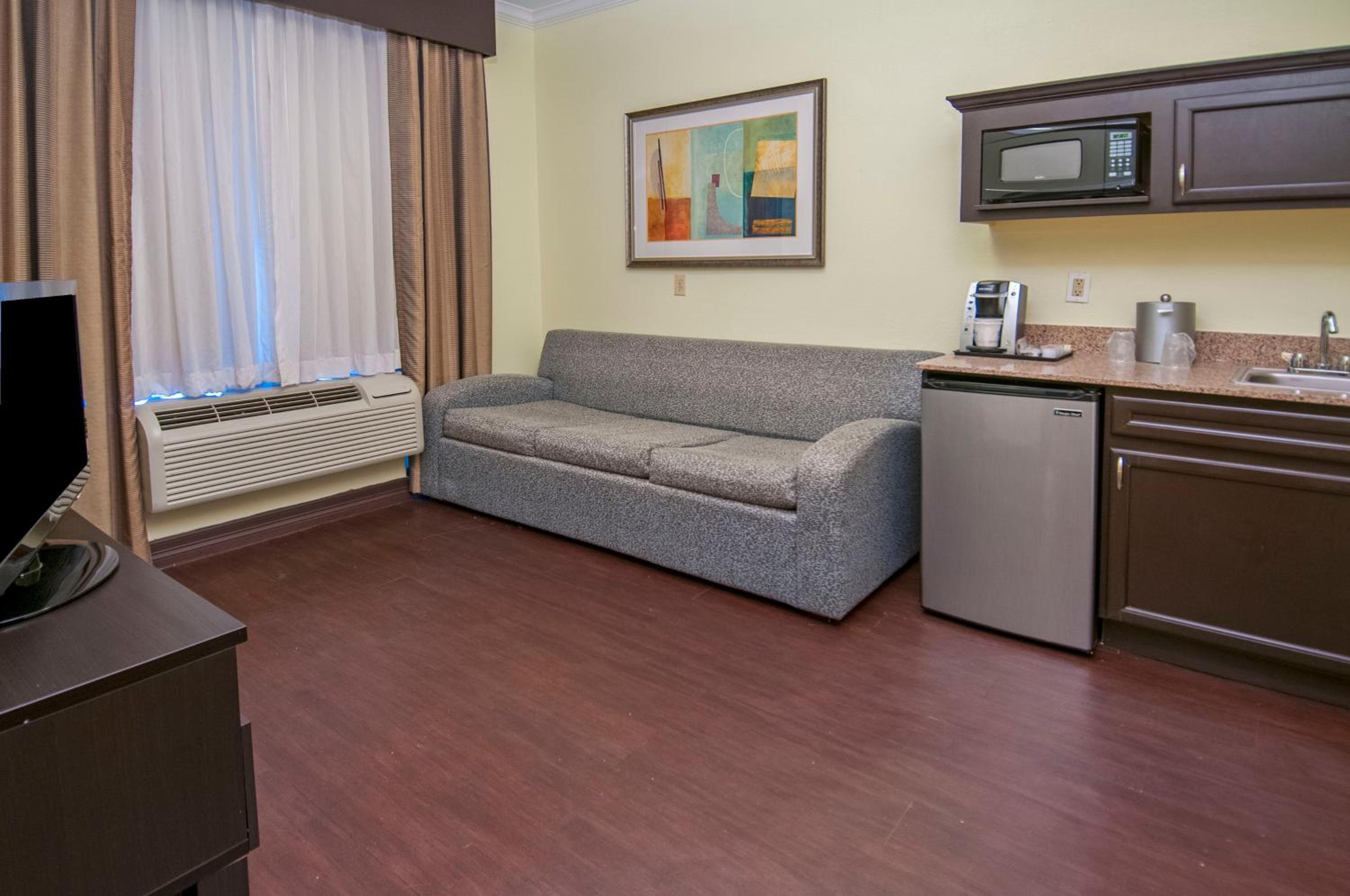 King Suite - Non-Smoking - Photo 4