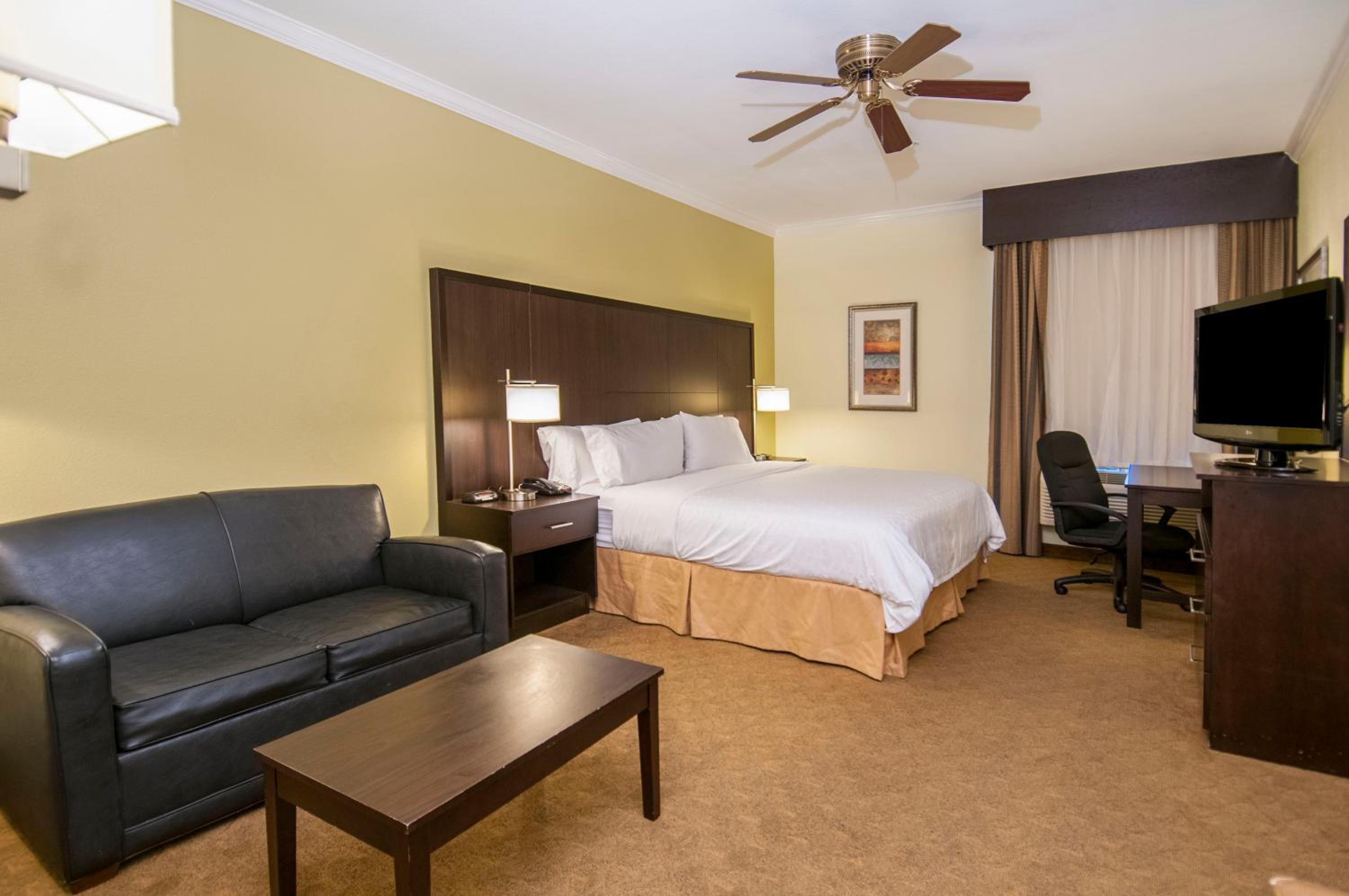 Standard King Room - Photo 4