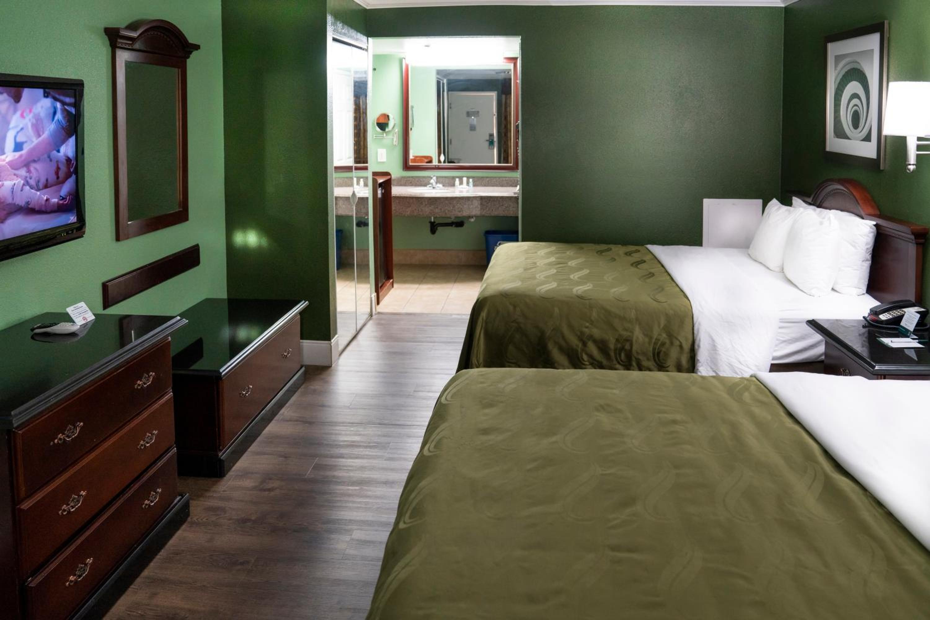 Standard Room, 2 Queen Beds, Non Smoking - Photo 2