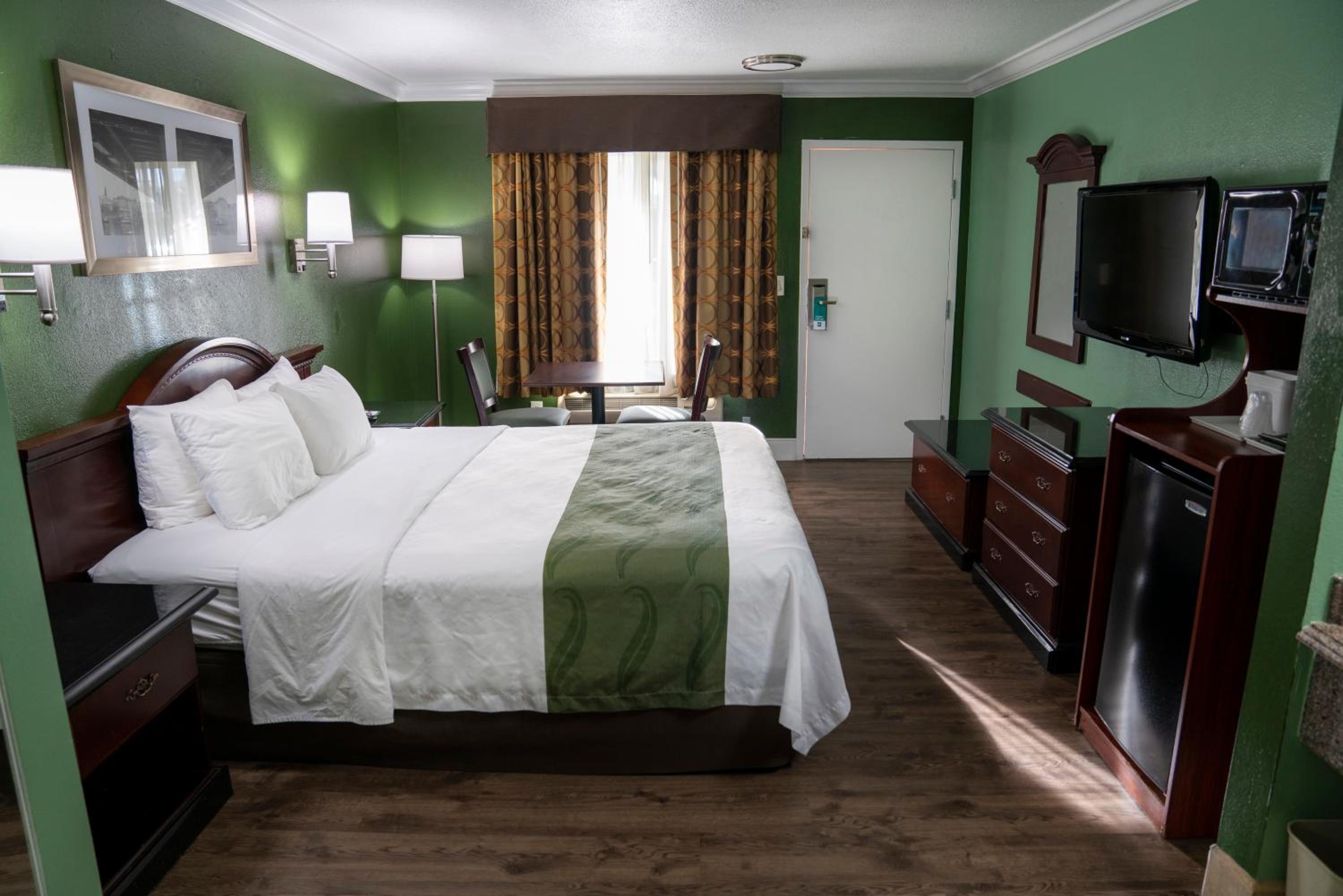 Standard Room, 1 King Bed, Non Smoking - Photo 1
