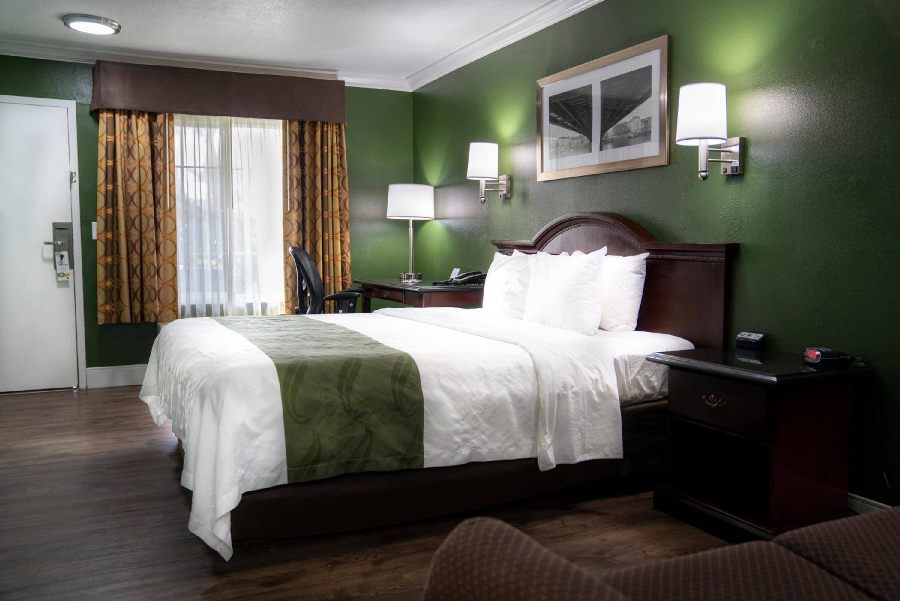 Standard Room, 1 King Bed, Non Smoking - Photo 4