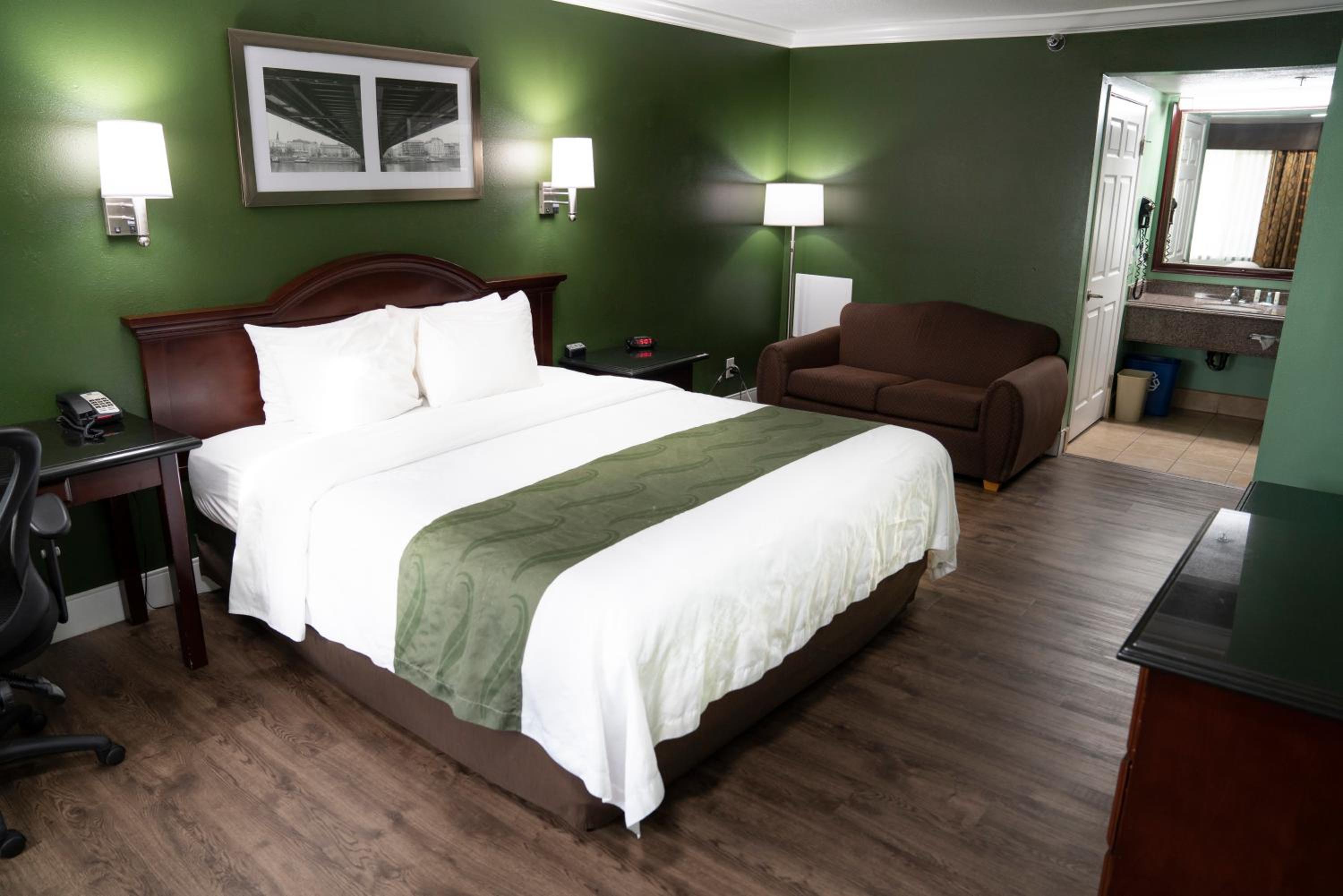 Standard Room, 1 King Bed, Non Smoking - Photo 5