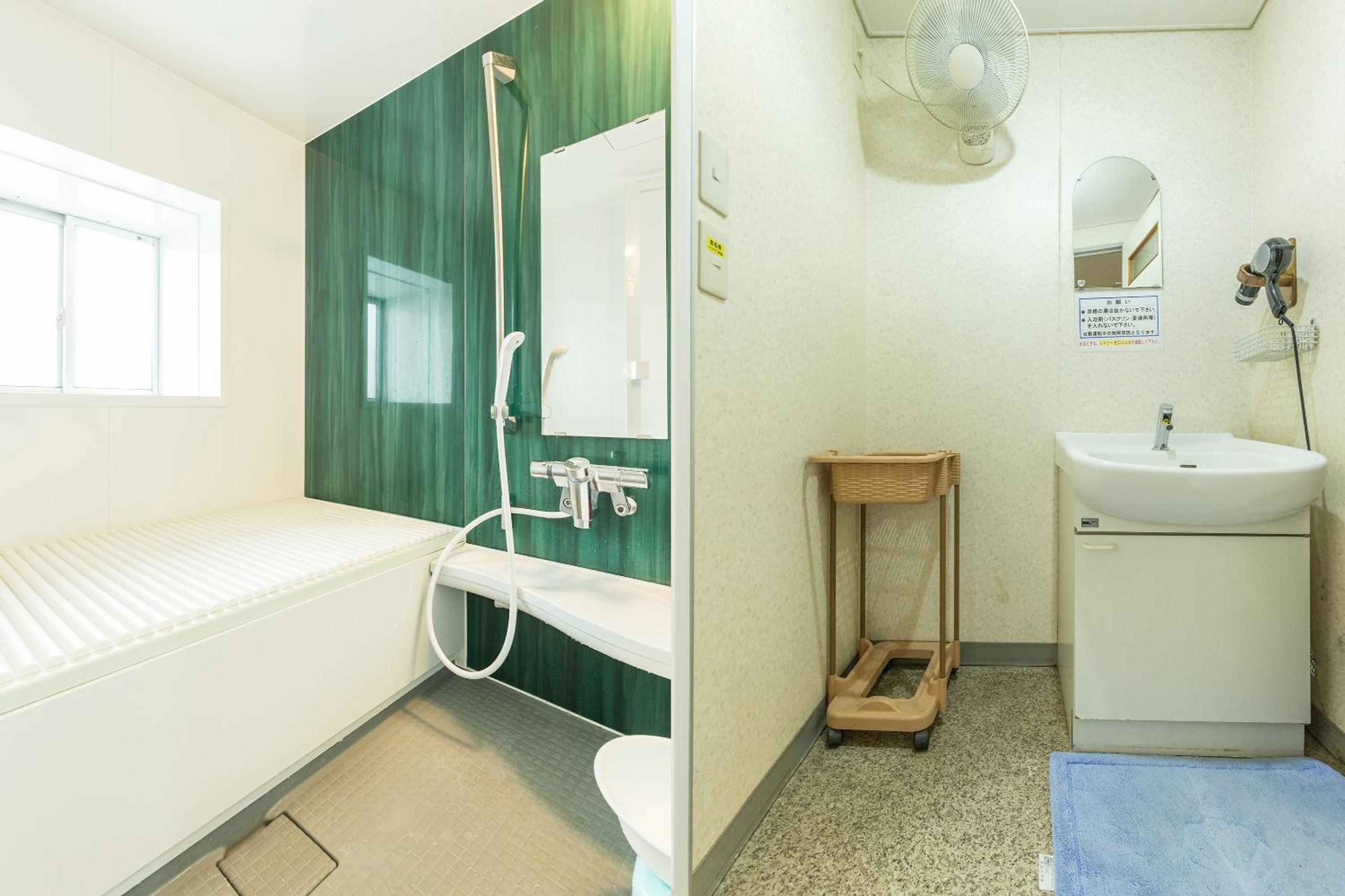 Twin Room With Shared Bathroom - Smoking photo 2