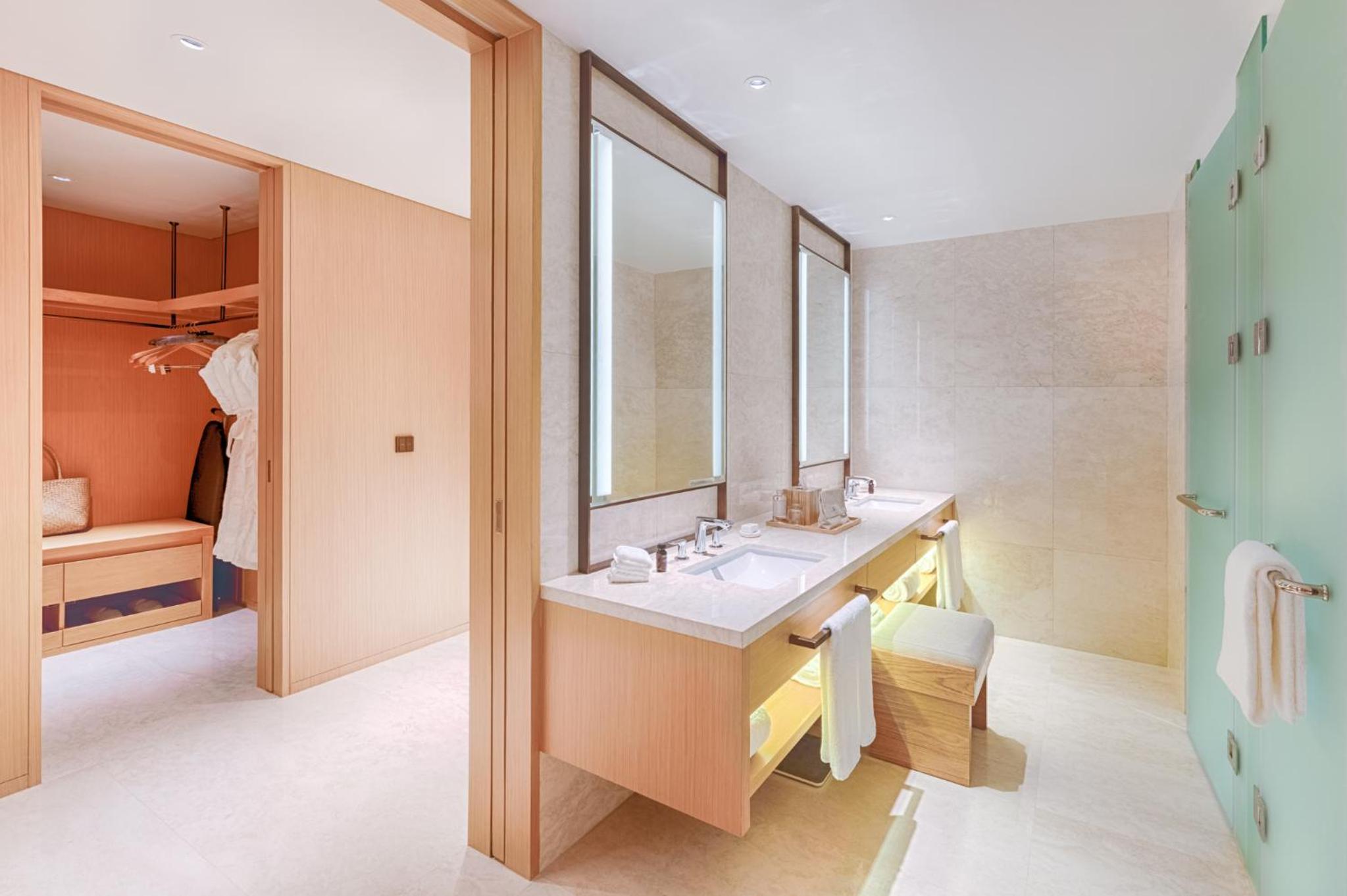 Monogram Suite Twin Ocean View with Monogram Lounge Access - Mini-bar included once per stay, Daily Guest Activities - Photo 6