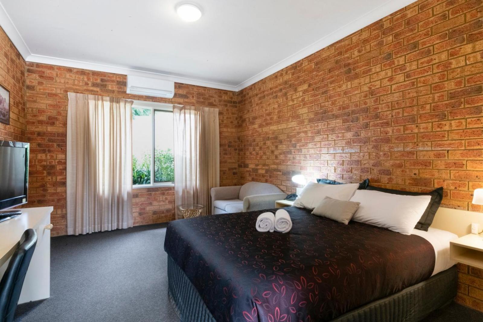 Queen Room photo 2