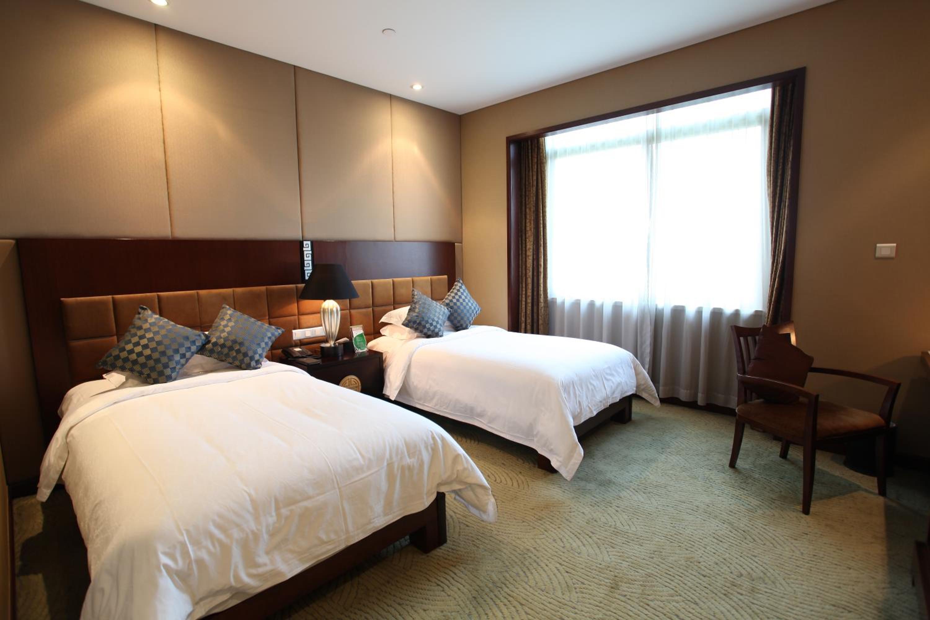 Non Smoking - Deluxe Twin Room thumbnail 6