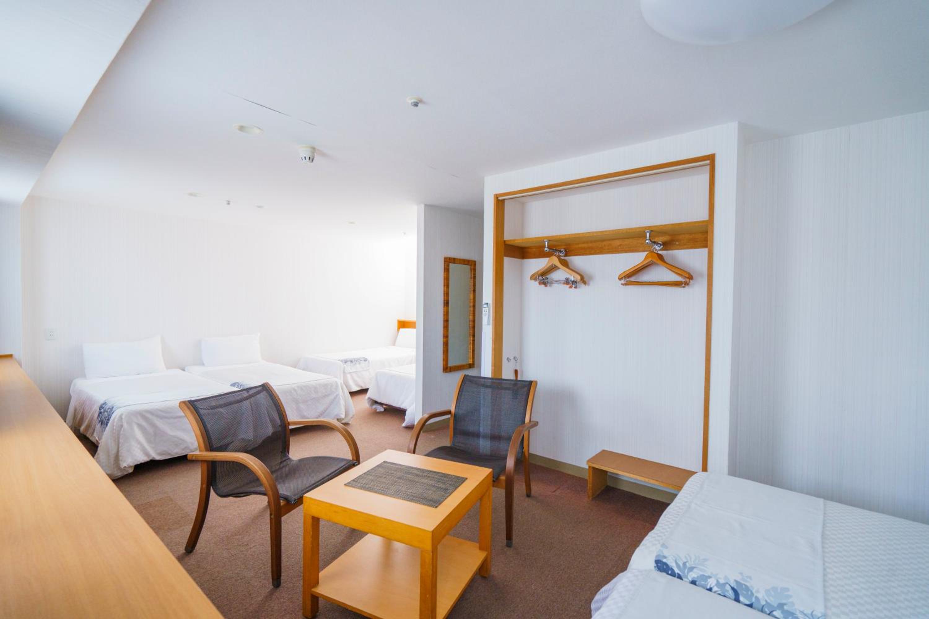 Large Family Room - Non-Smoking photo 1