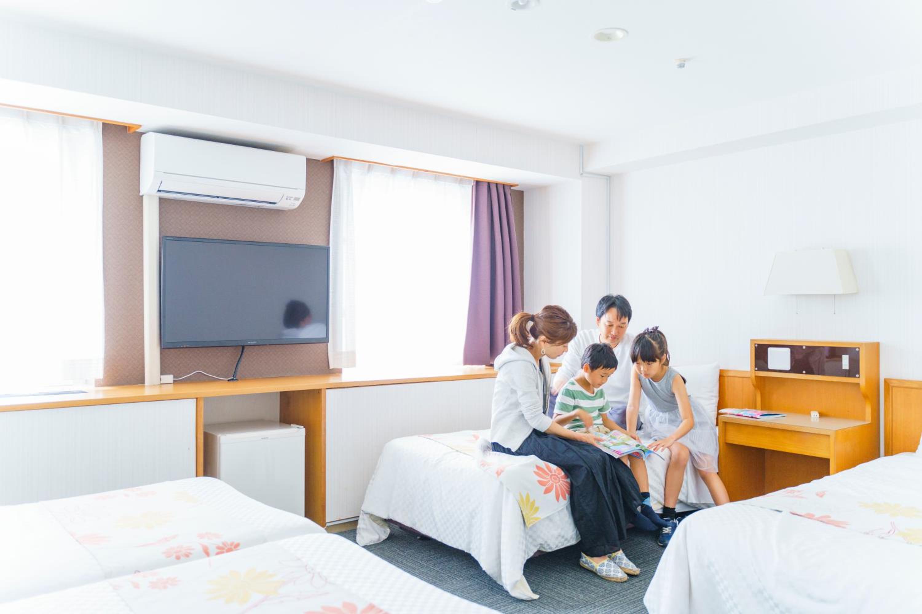 Family Room with Extra Bed - Non-Smoking photo 2