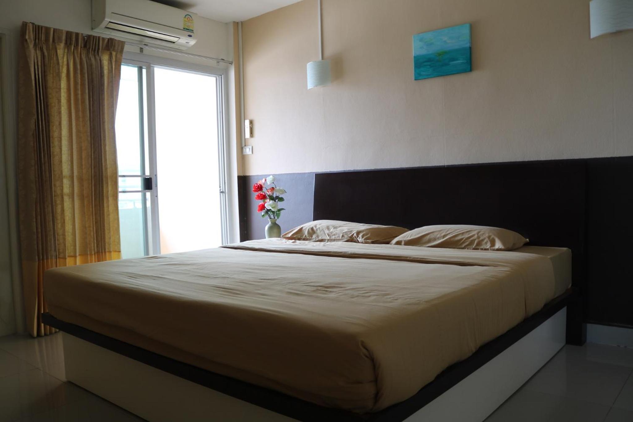 One-Bedroom Apartment - Photo 1