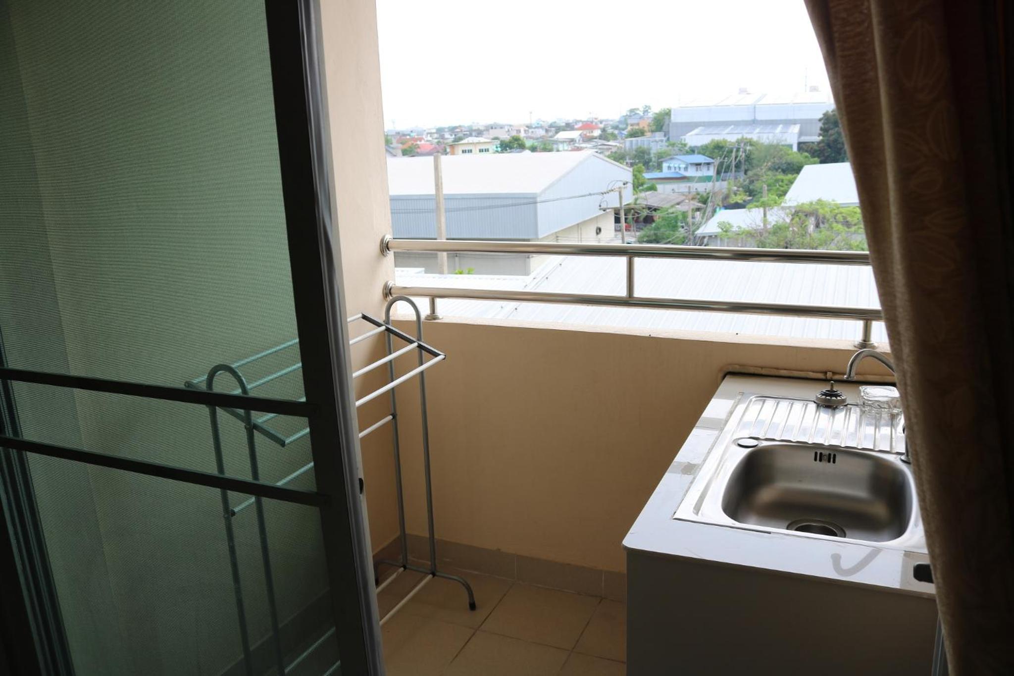 One-Bedroom Apartment - Photo 3