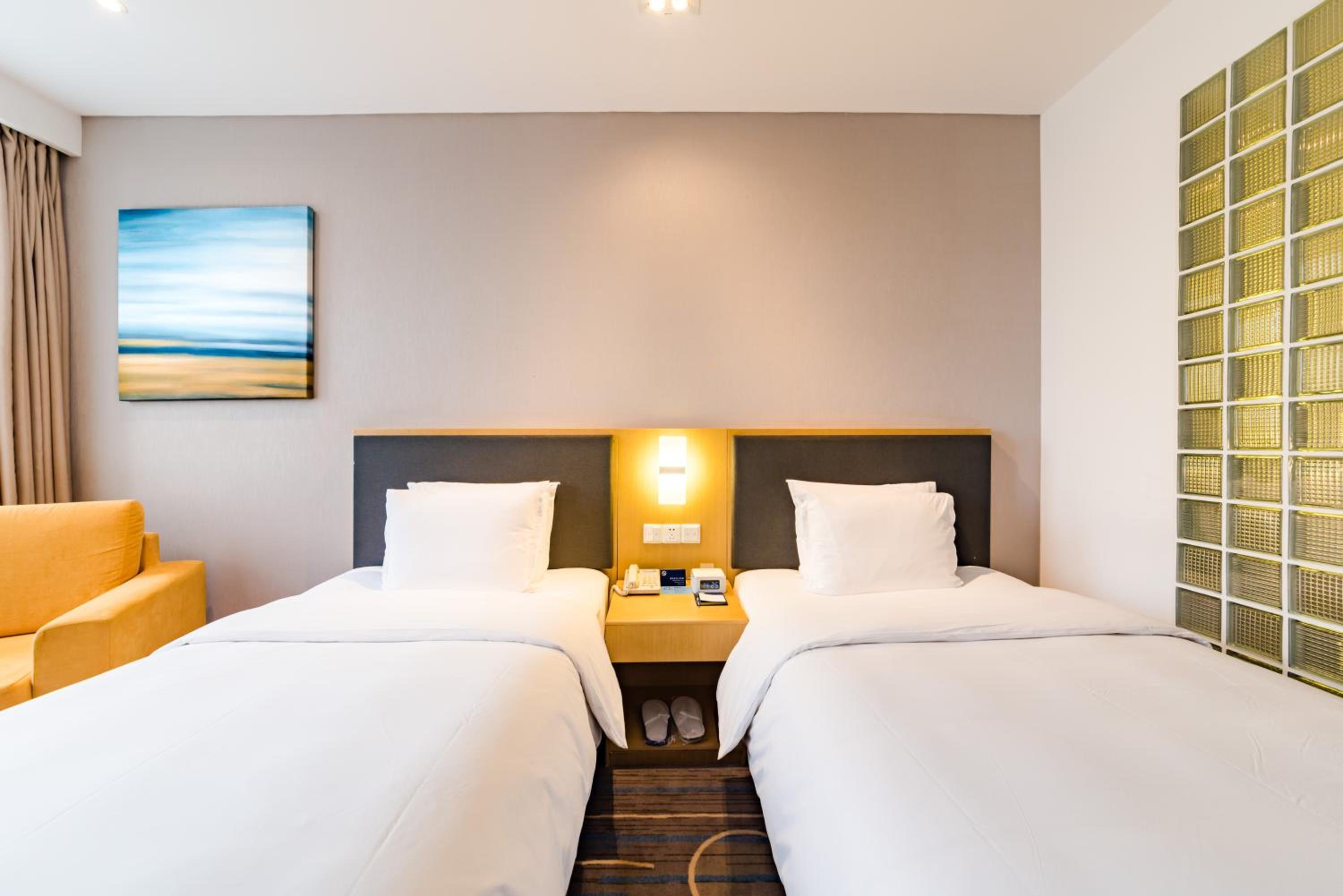Standard Twin Room with Two Twin Beds photo 3