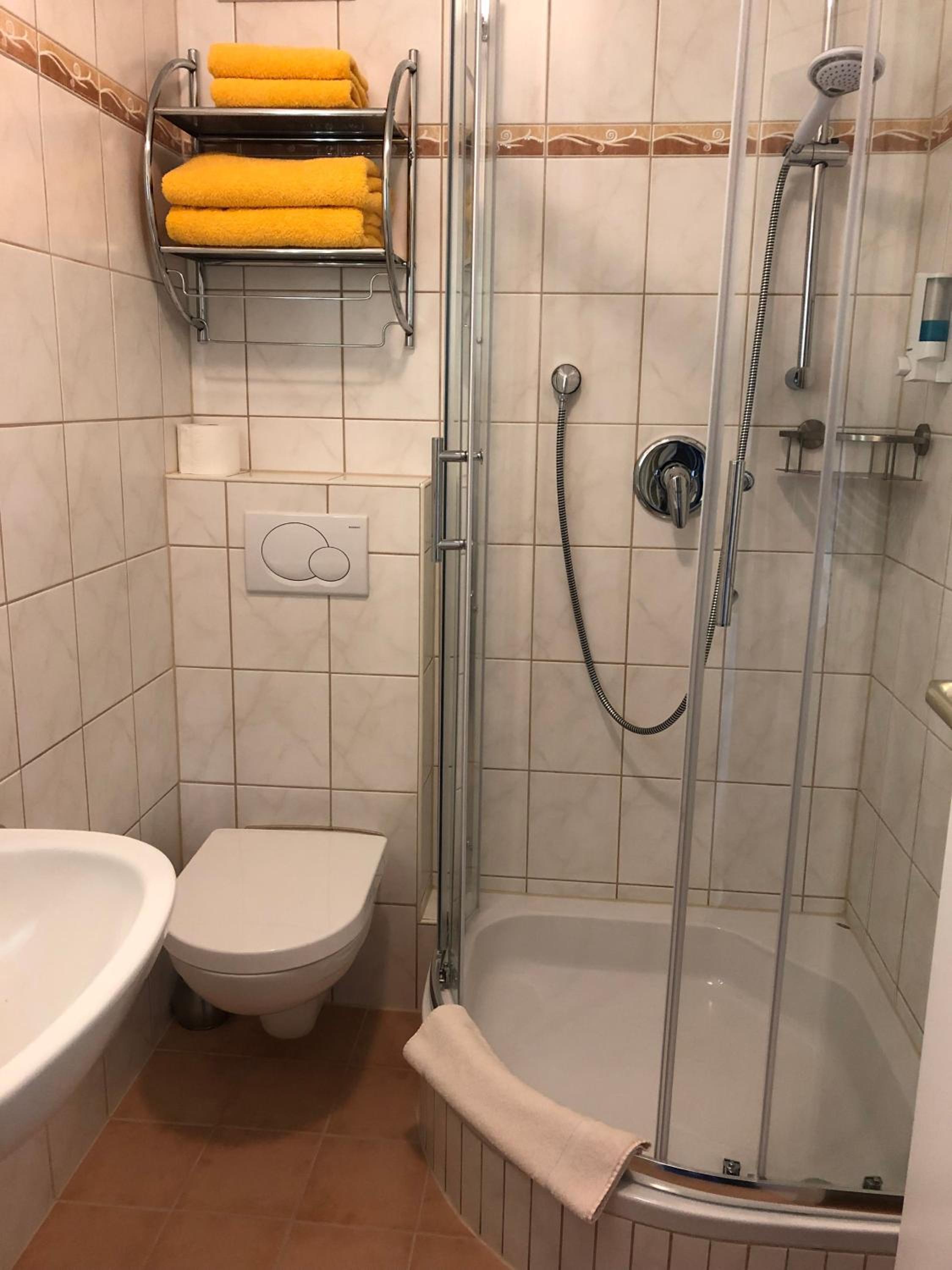 Deluxe Double Room with Shower photo 3