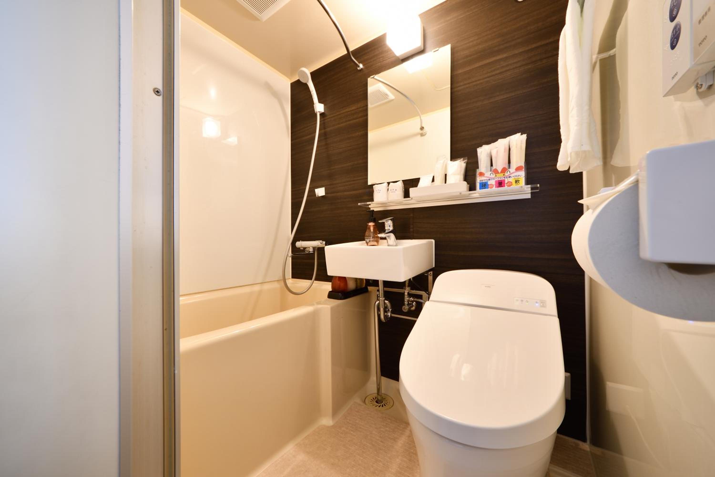 Special Offer -Hollywood Triple Room (3 Beds) - Non-Smoking with Half-price breakfast photo 2