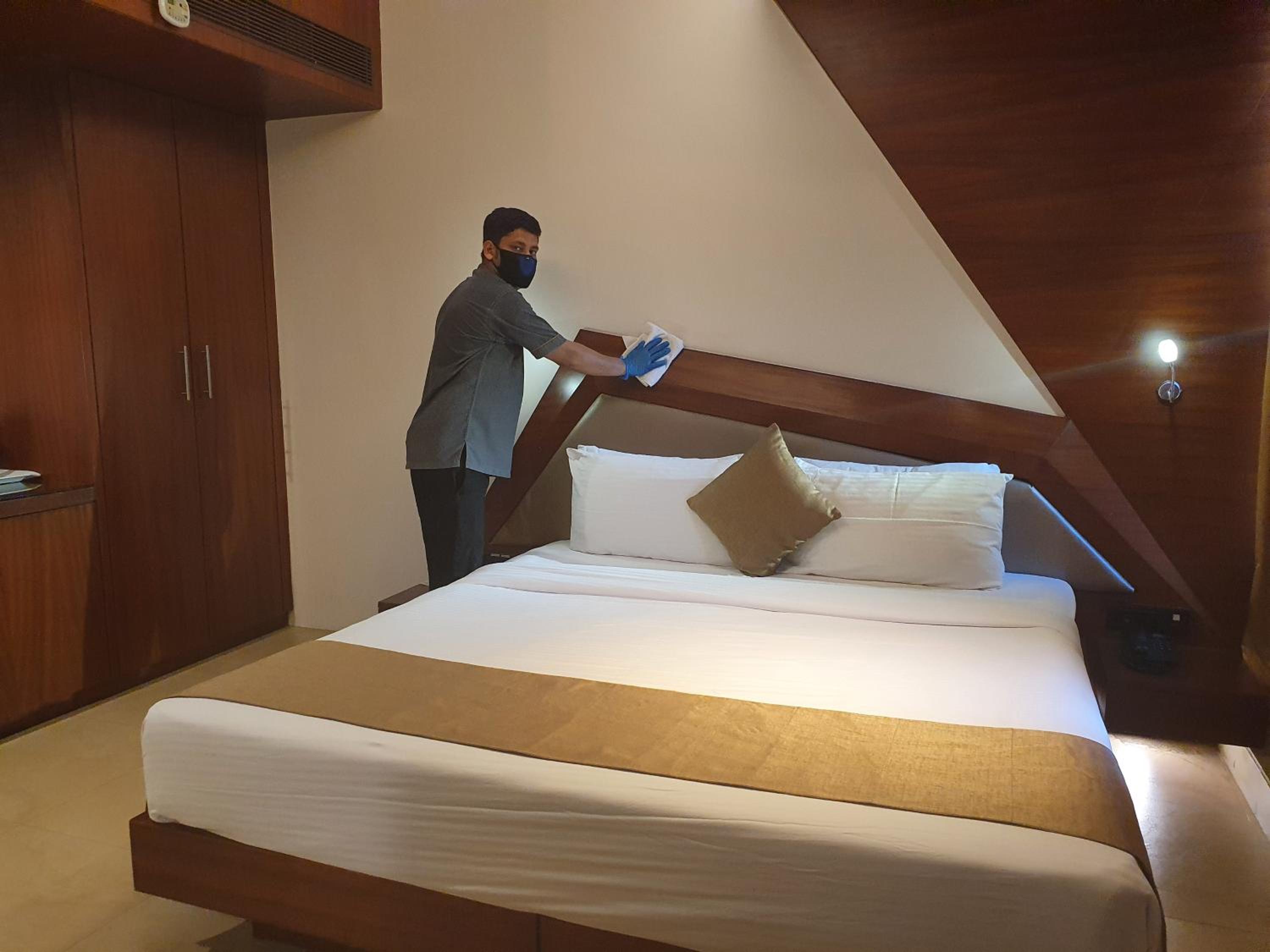 Deluxe Double or Twin Room with Airport Transfers - Photo 18