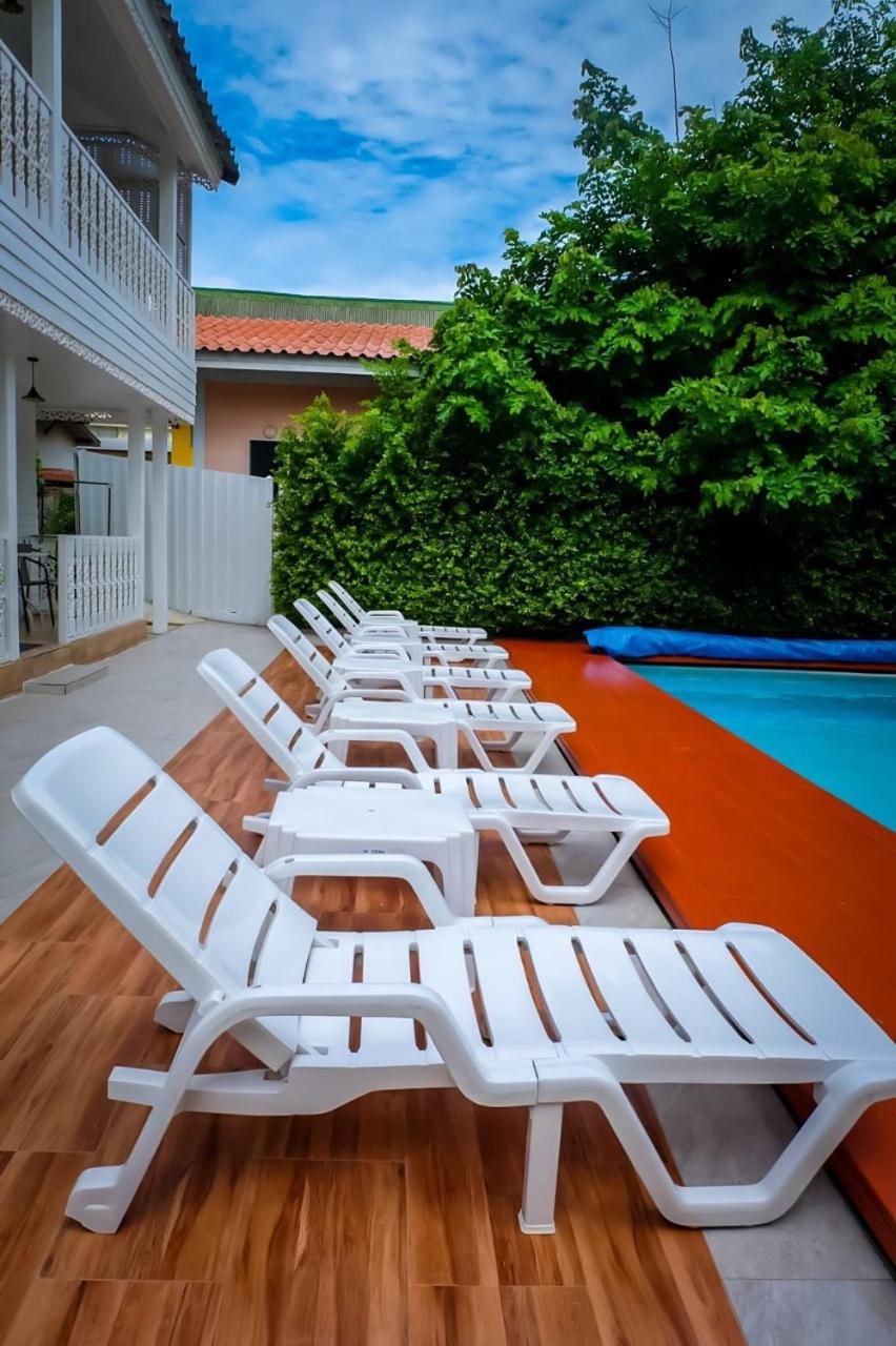 Queen Room with Pool View photo 3