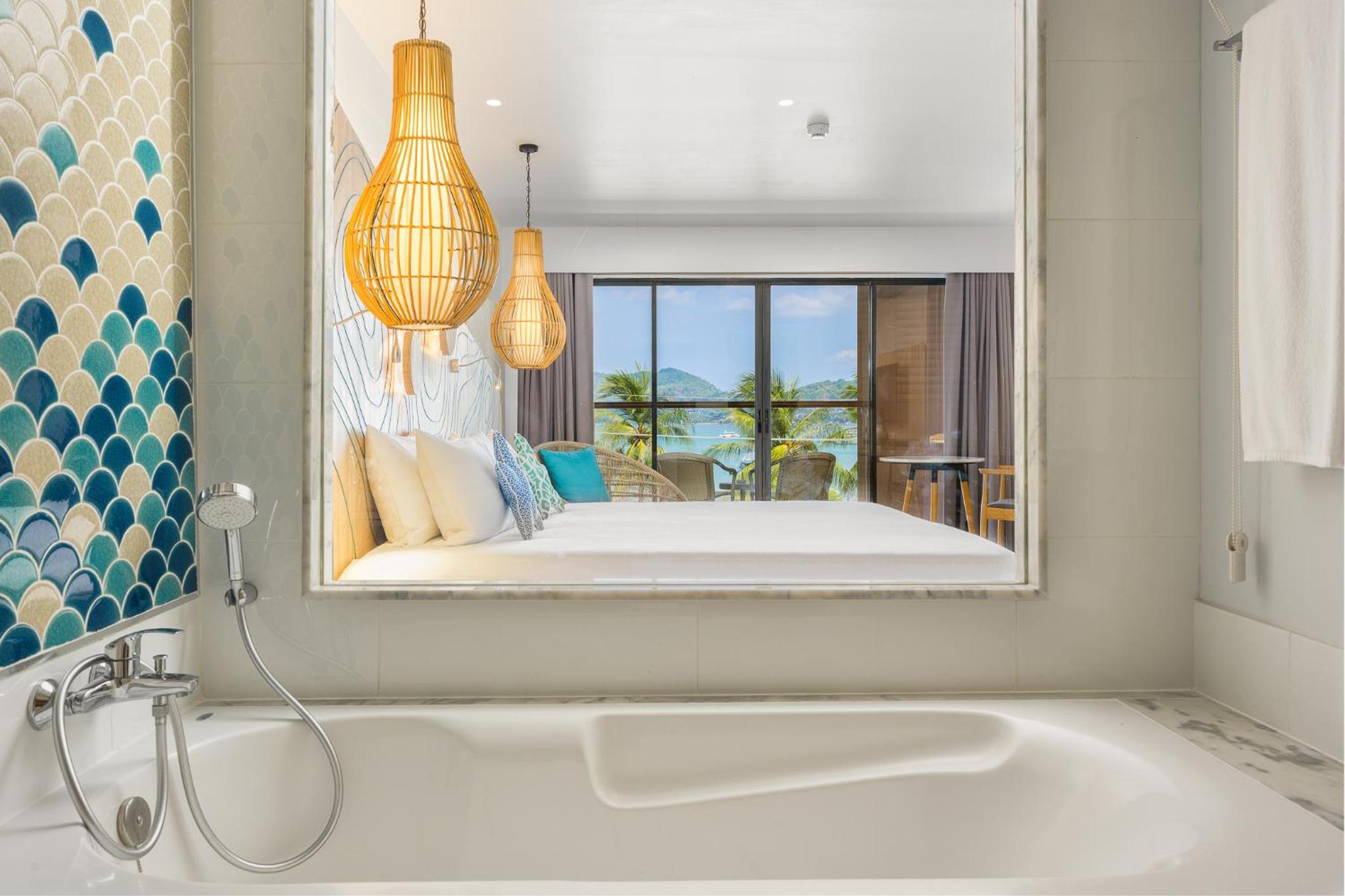 Deluxe Double or Twin Premier Room with Balcony and Sea View - Photo 8