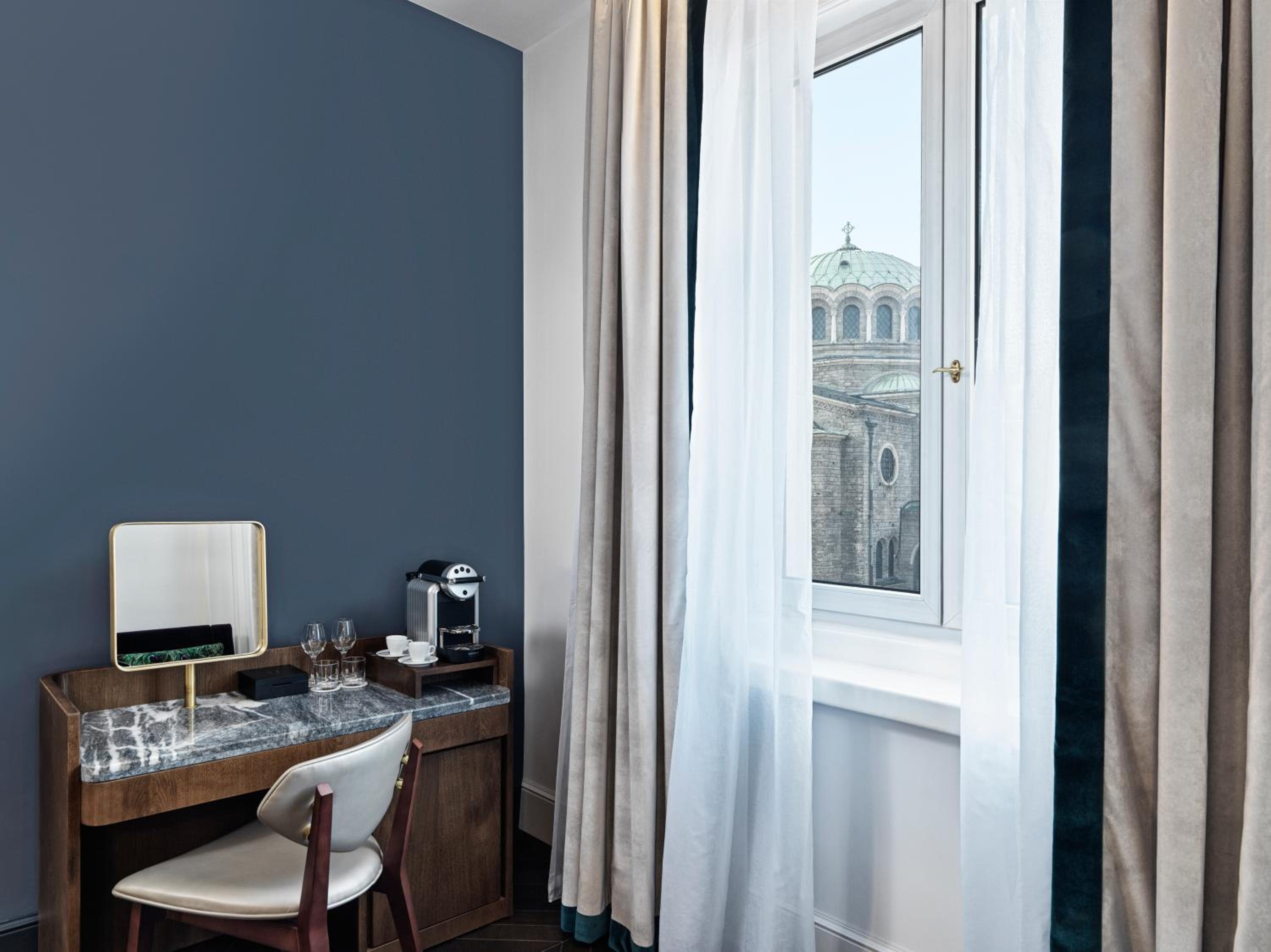 Deluxe King Room - Photo 2