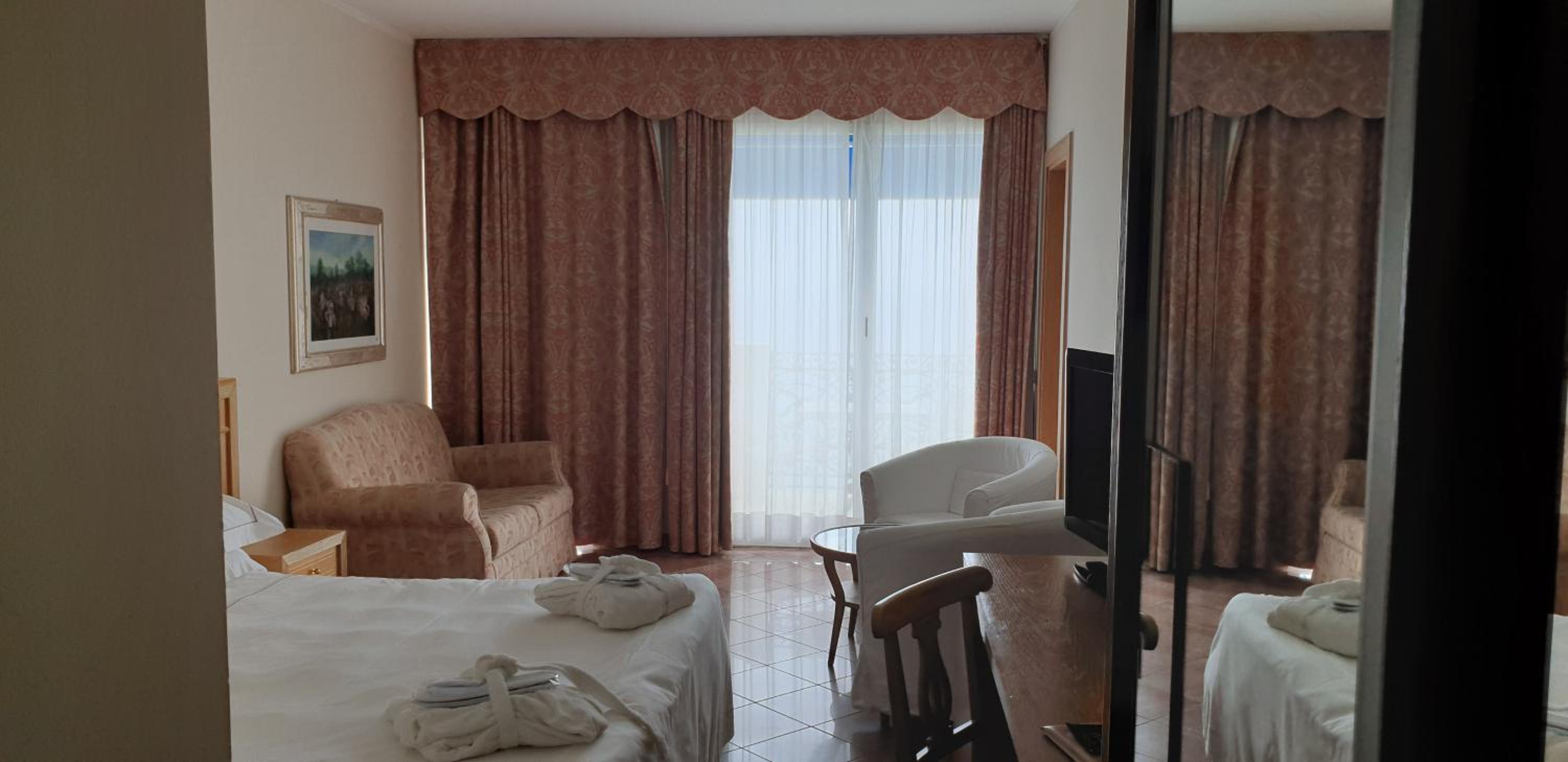 Junior Suite with Balcony - Photo 20