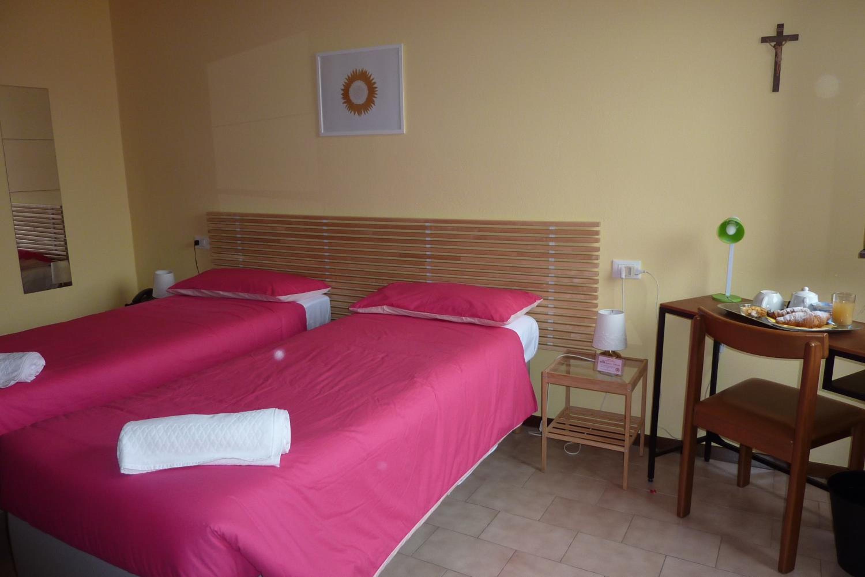 Twin Room - Photo 11