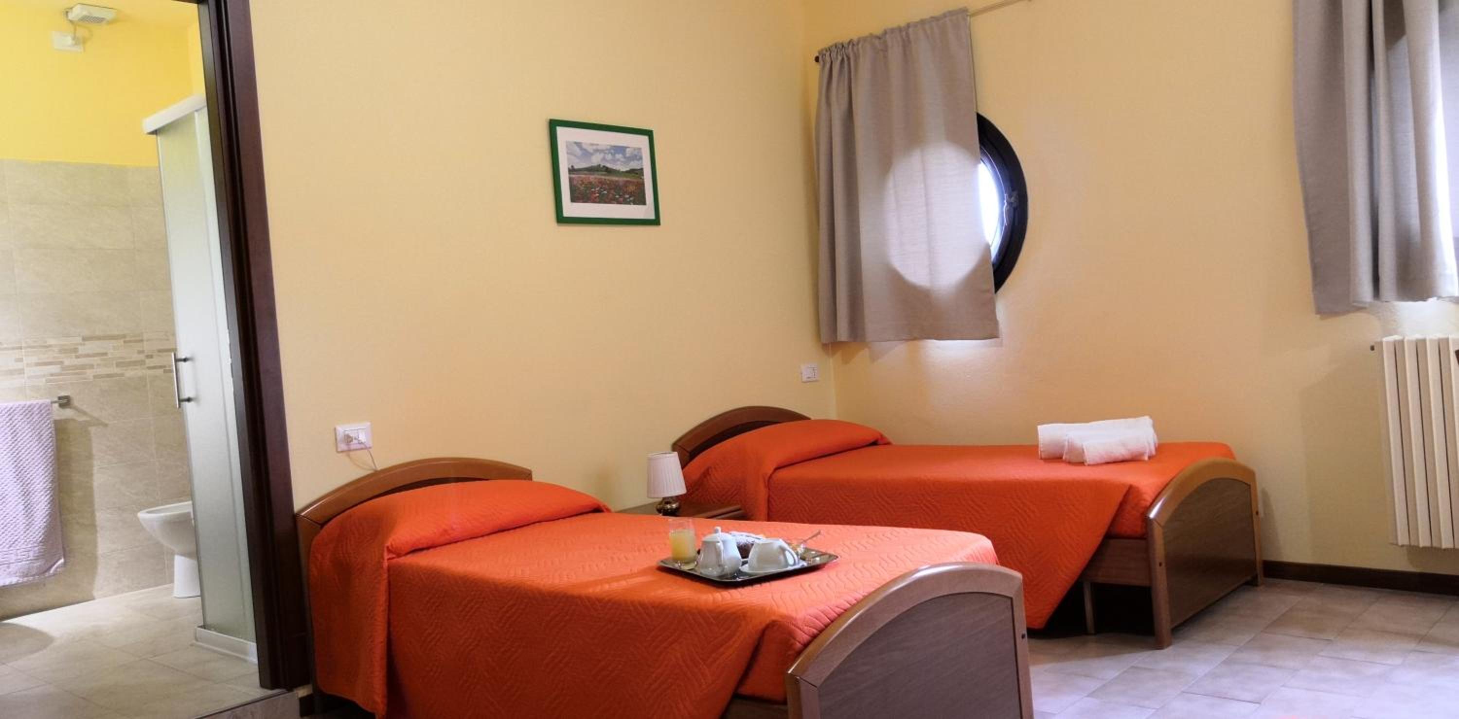 Twin Room - Photo 4