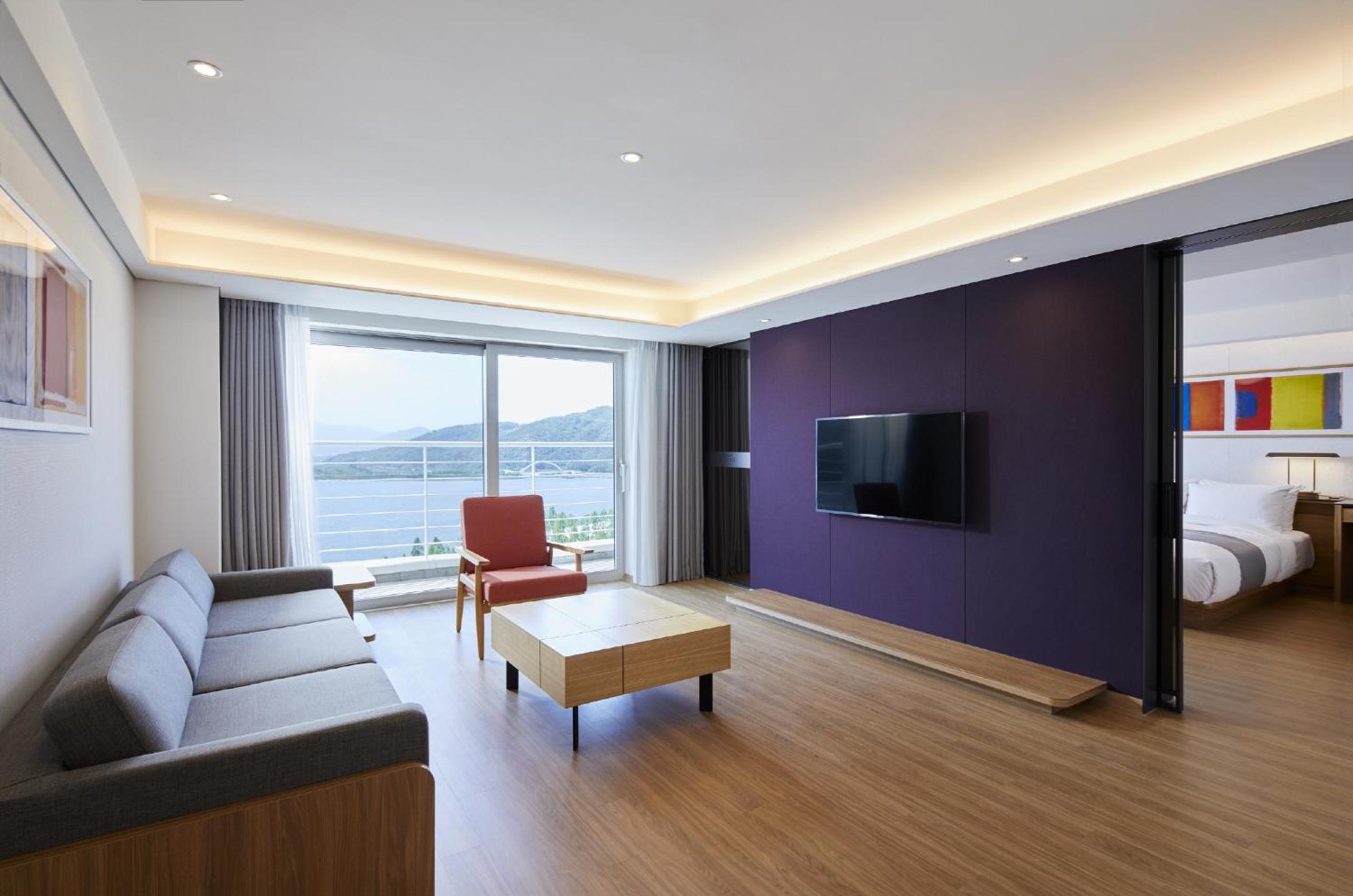 Corner Suite Twin with Lake View with 2pax's breakfast - Photo 2